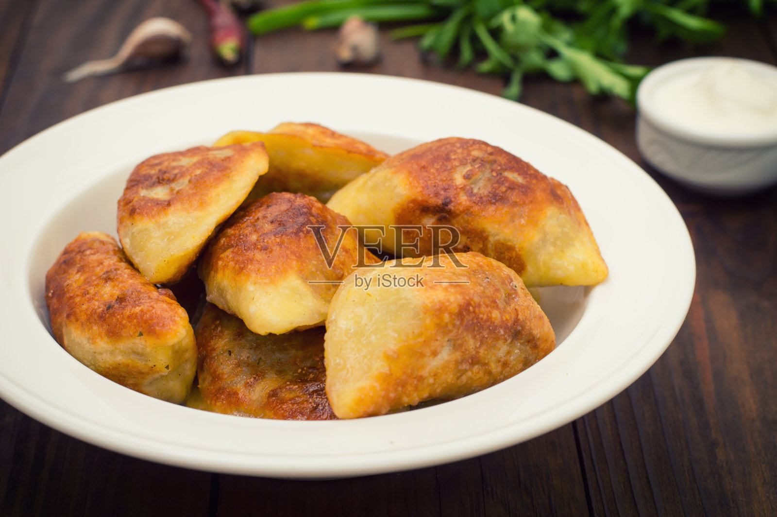 炸饺子。木制背景。俯视图照片摄影图片