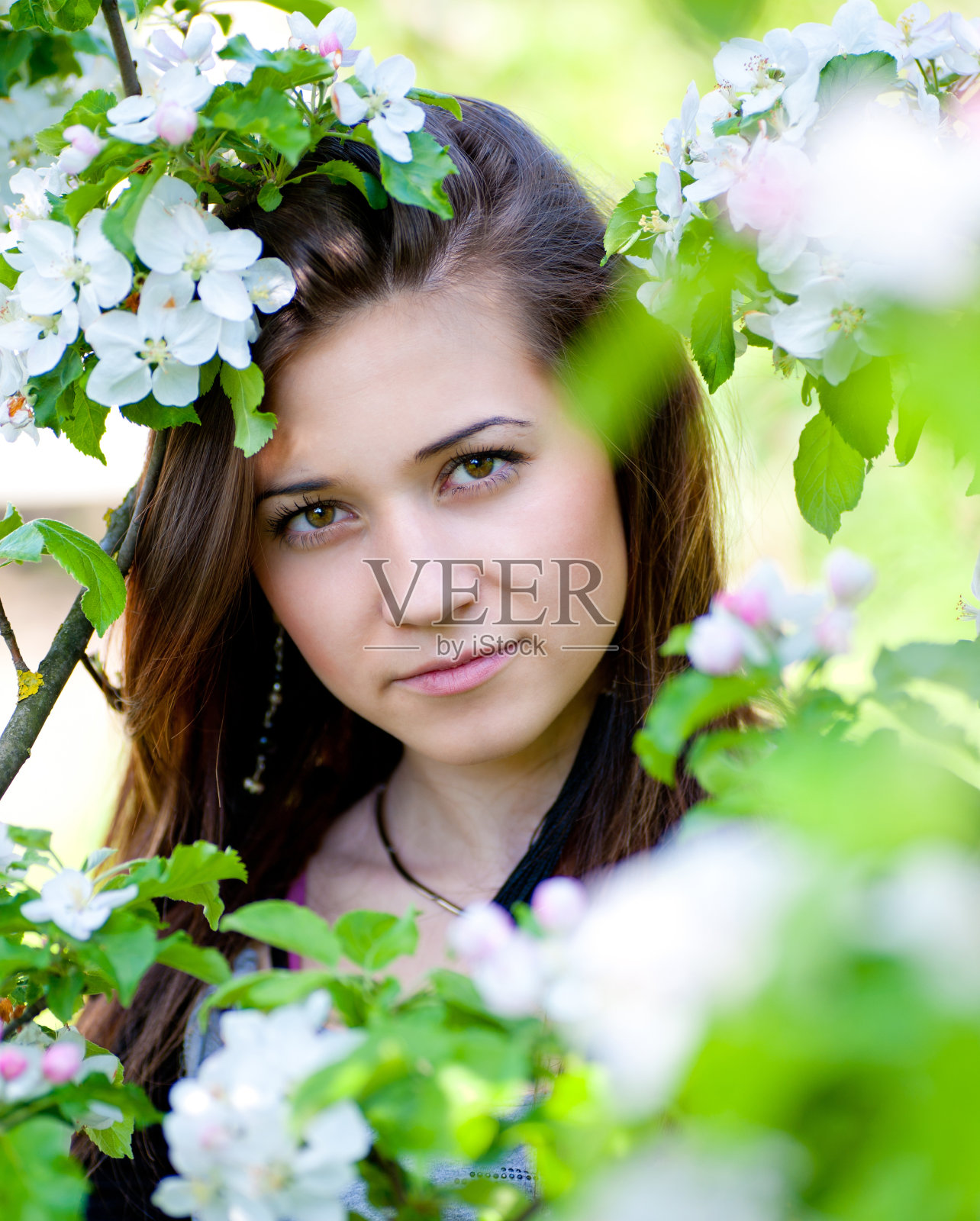 年轻漂亮的女孩照片摄影图片