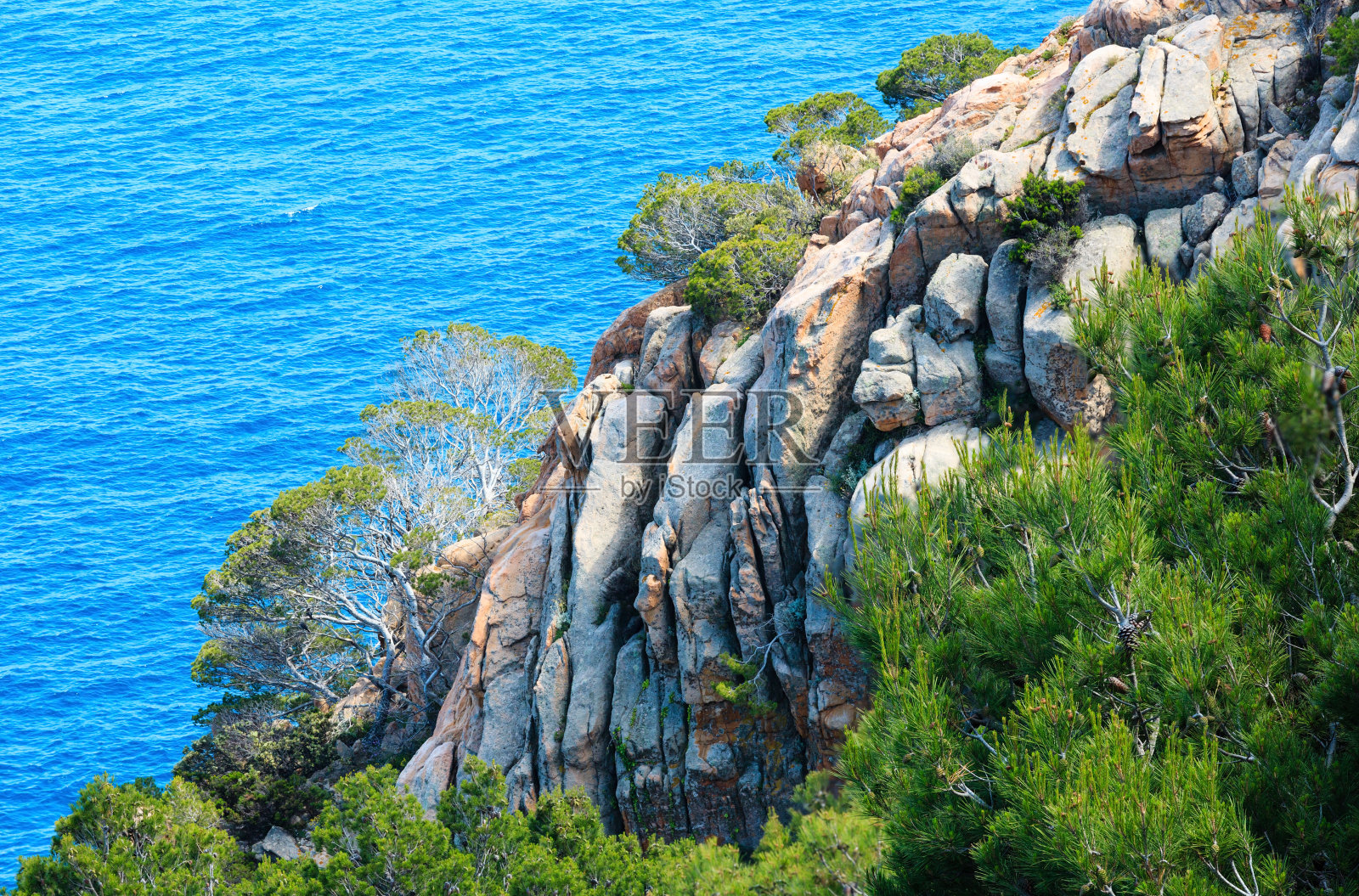 夏季海岩石海岸景色(西班牙)。照片摄影图片