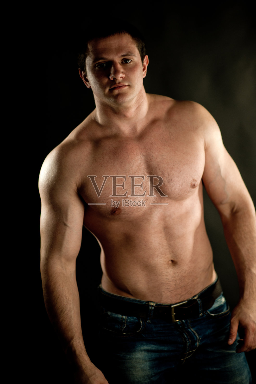 强壮、肌肉发达的运动员照片摄影图片