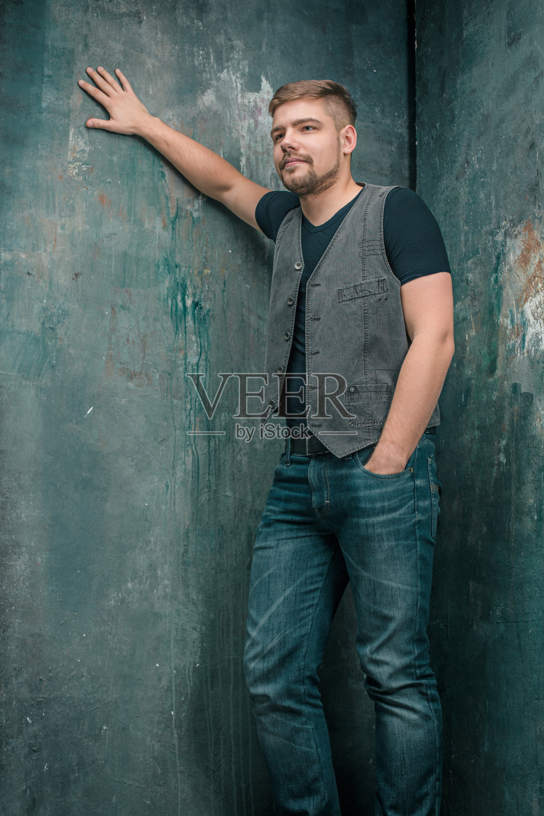 一个快乐的男人站在工作室里的肖像照片摄影图片