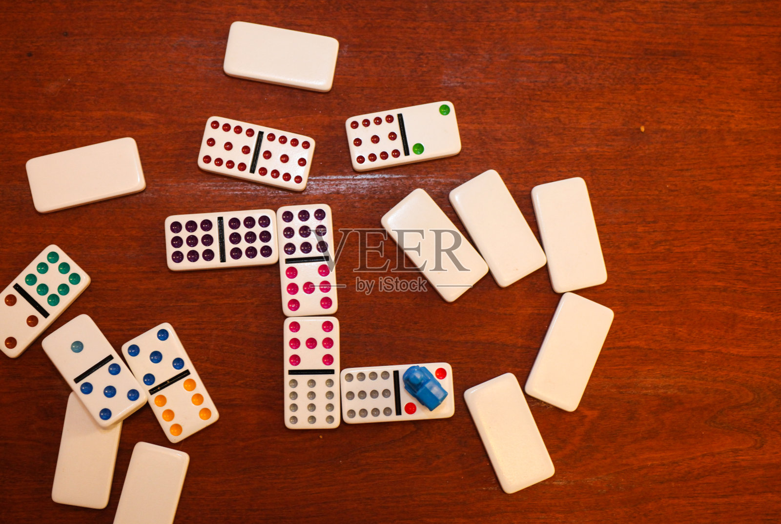 咖啡桌上的墨西哥火车骨牌照片摄影图片