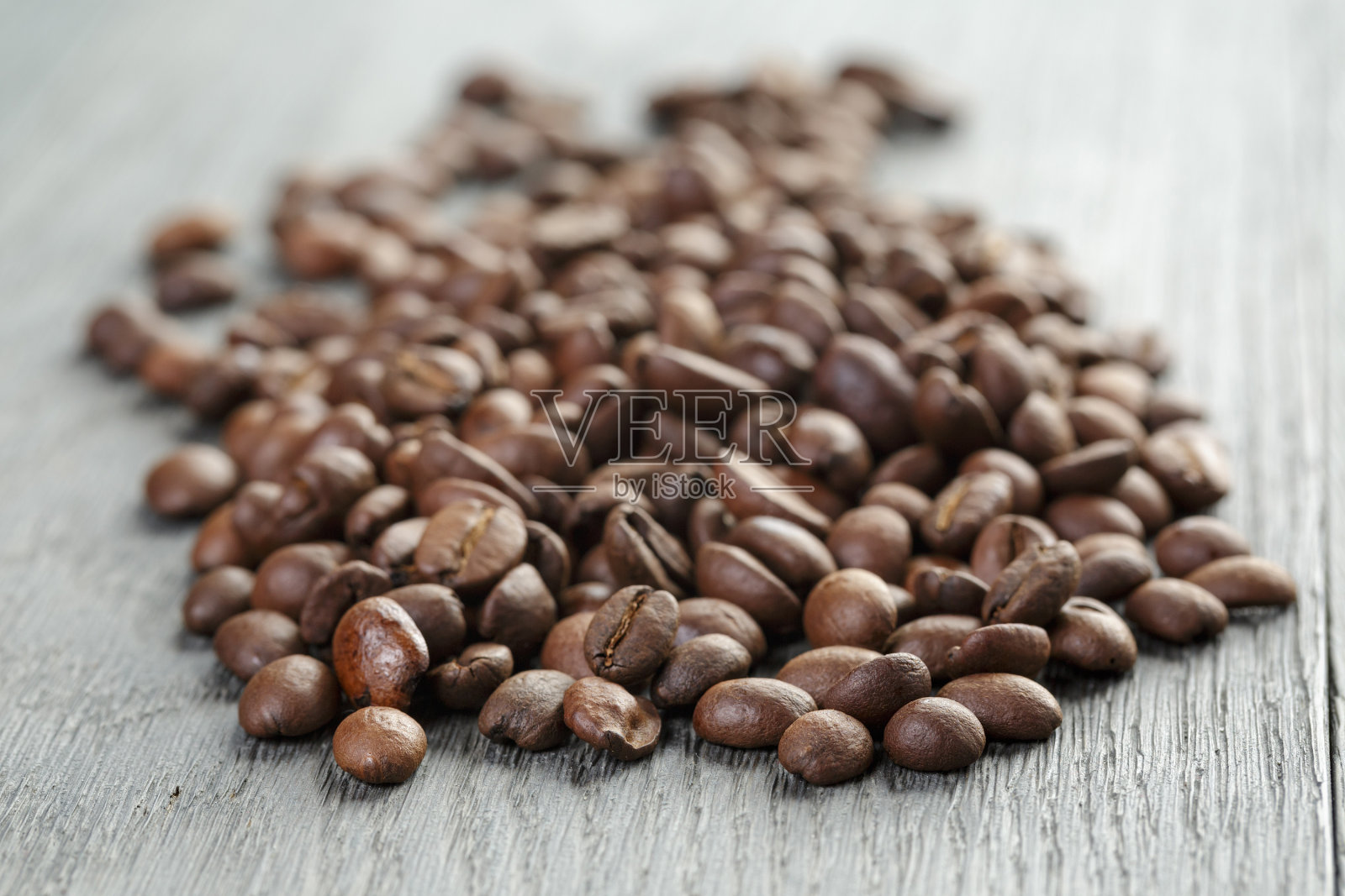 木桌上新鲜烘焙的咖啡豆照片摄影图片