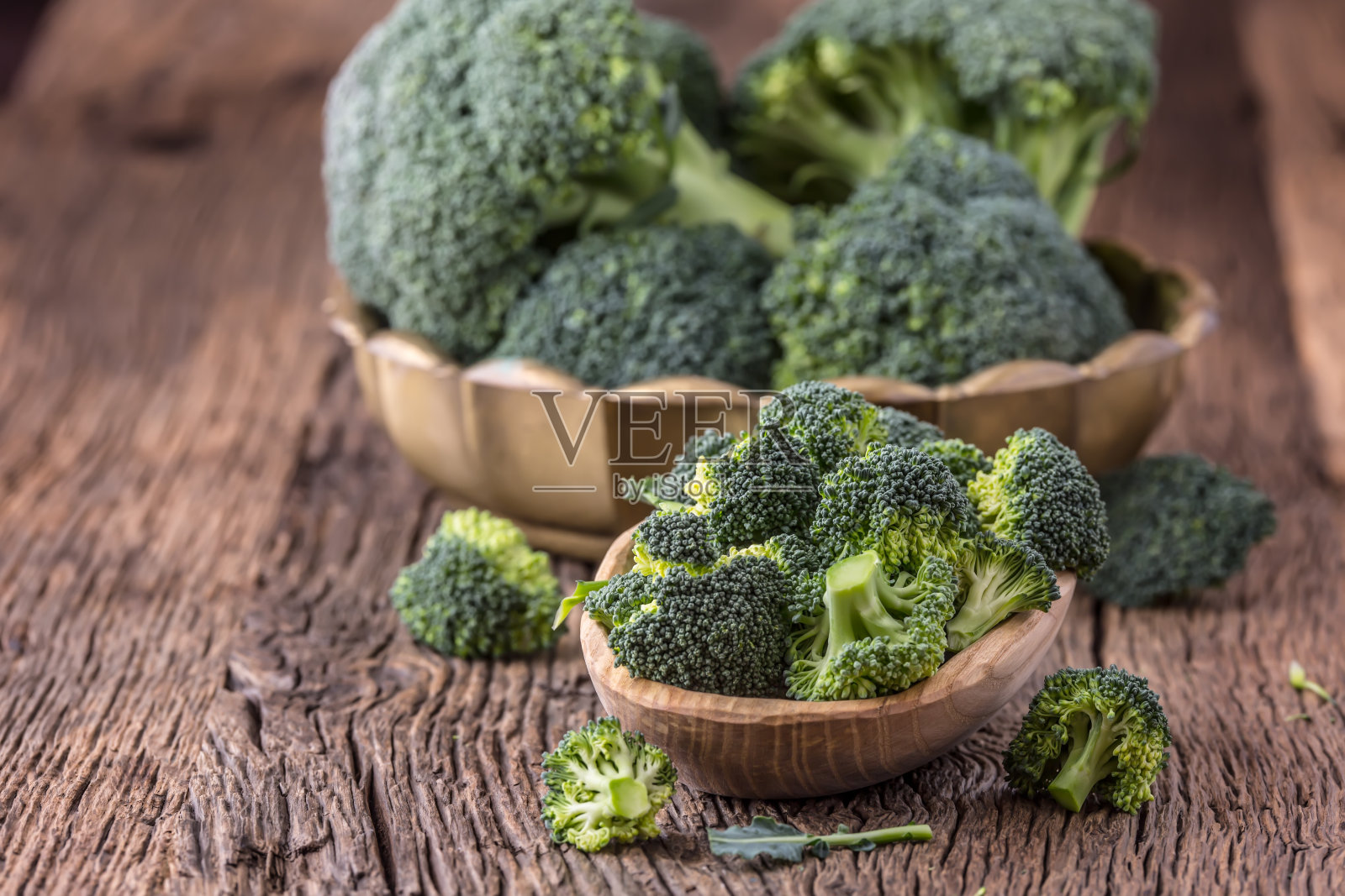 花椰菜。新鲜的生花椰菜放在旧木桌上。照片摄影图片