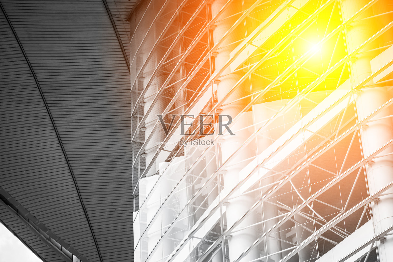 右下角有阳光的现代商业建筑照片摄影图片