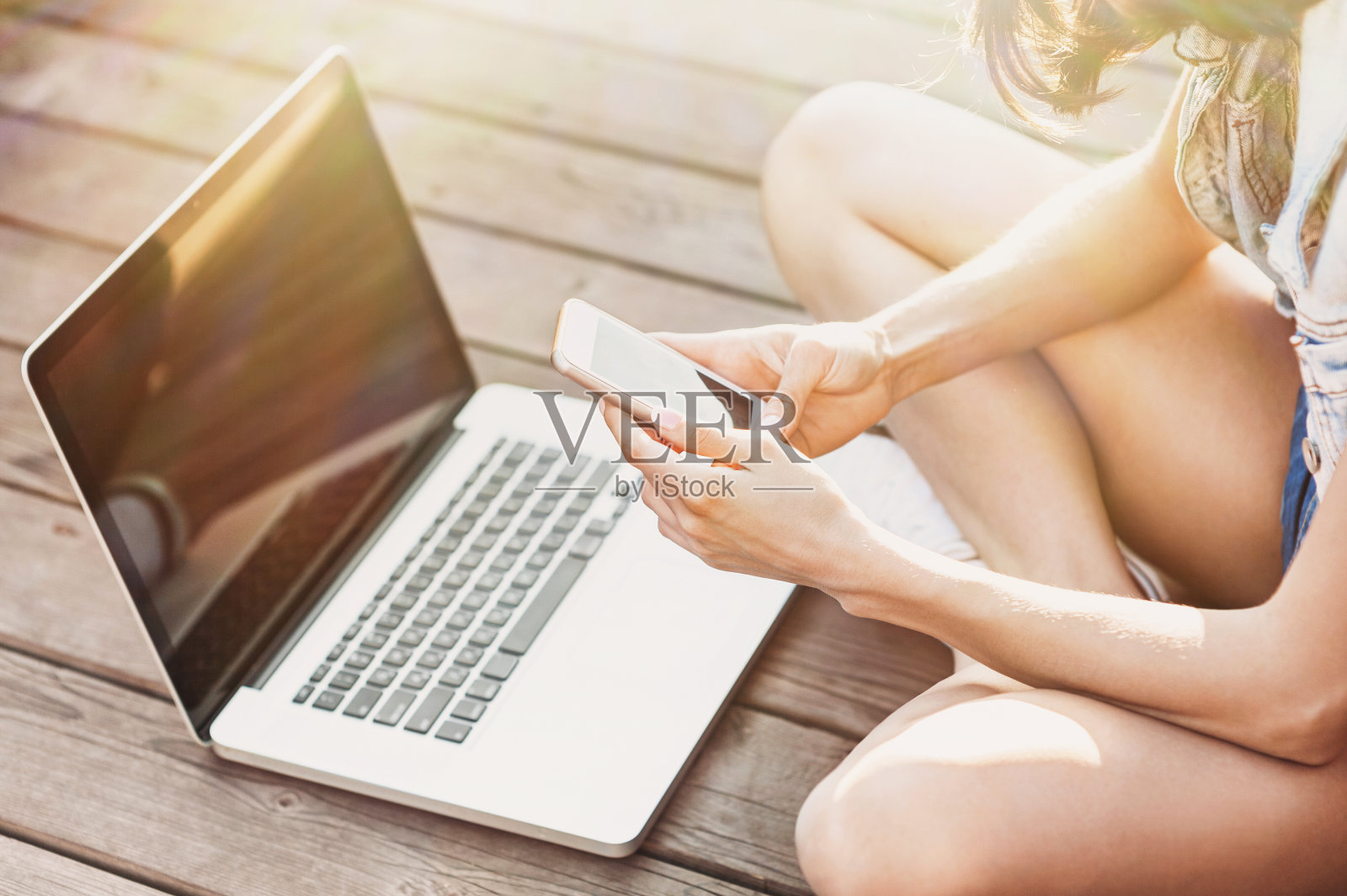 用笔记本电脑和智能手机的女孩照片摄影图片