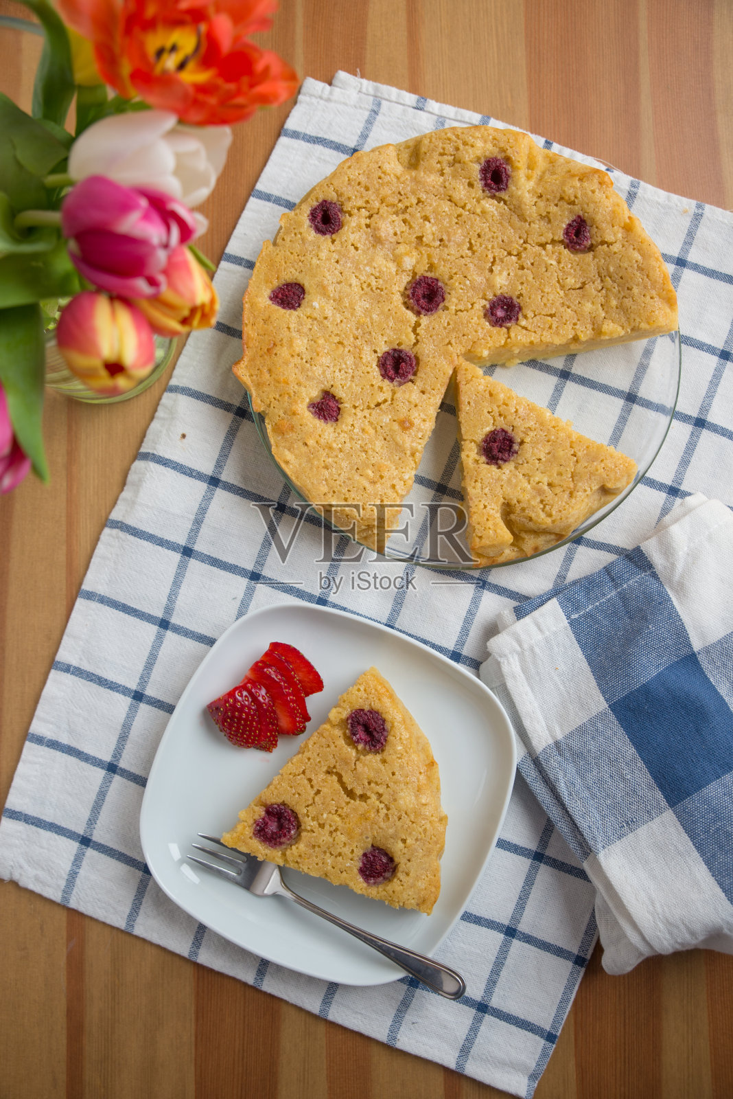 树莓香草蛋糕照片摄影图片