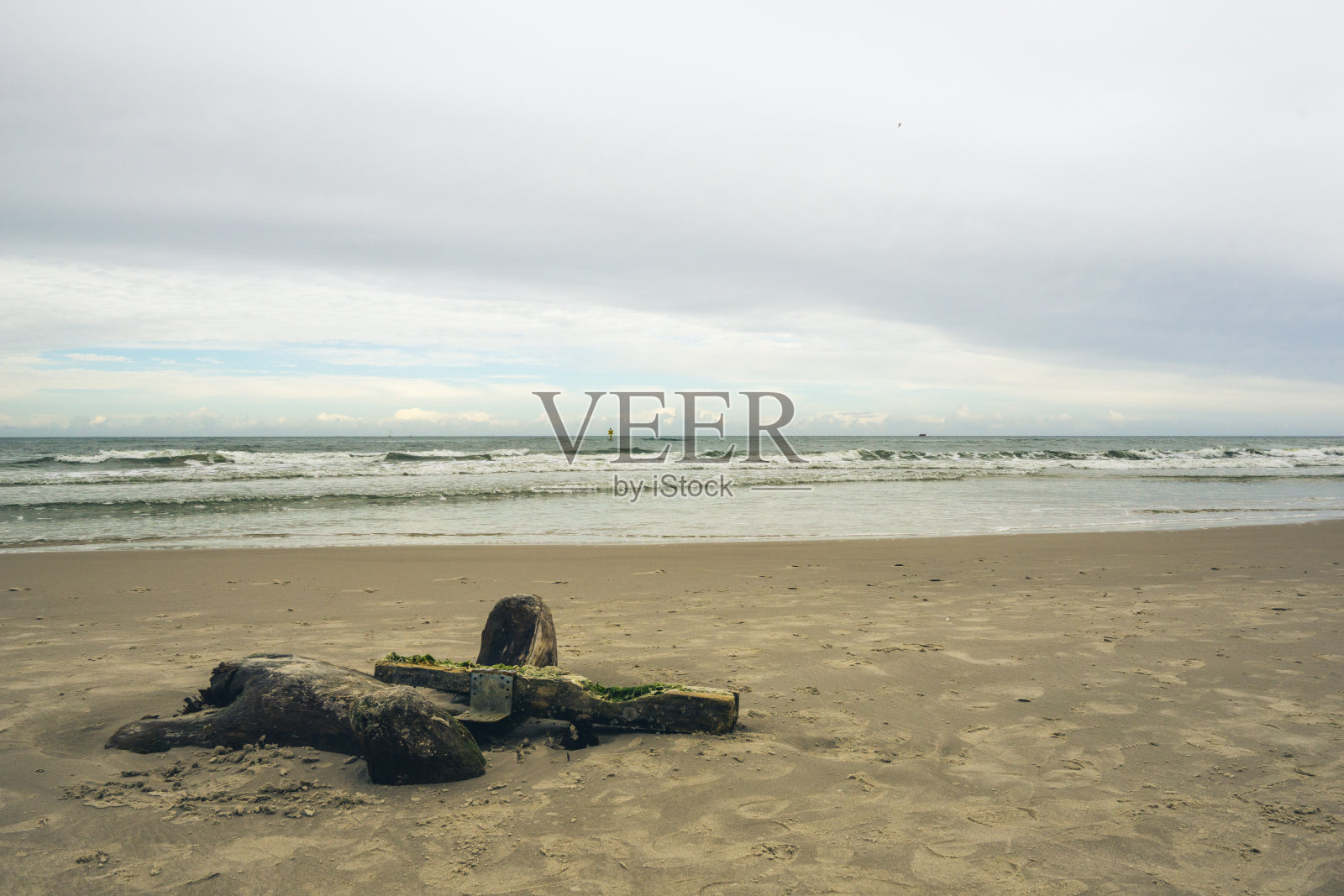 阴天的海滩照片摄影图片