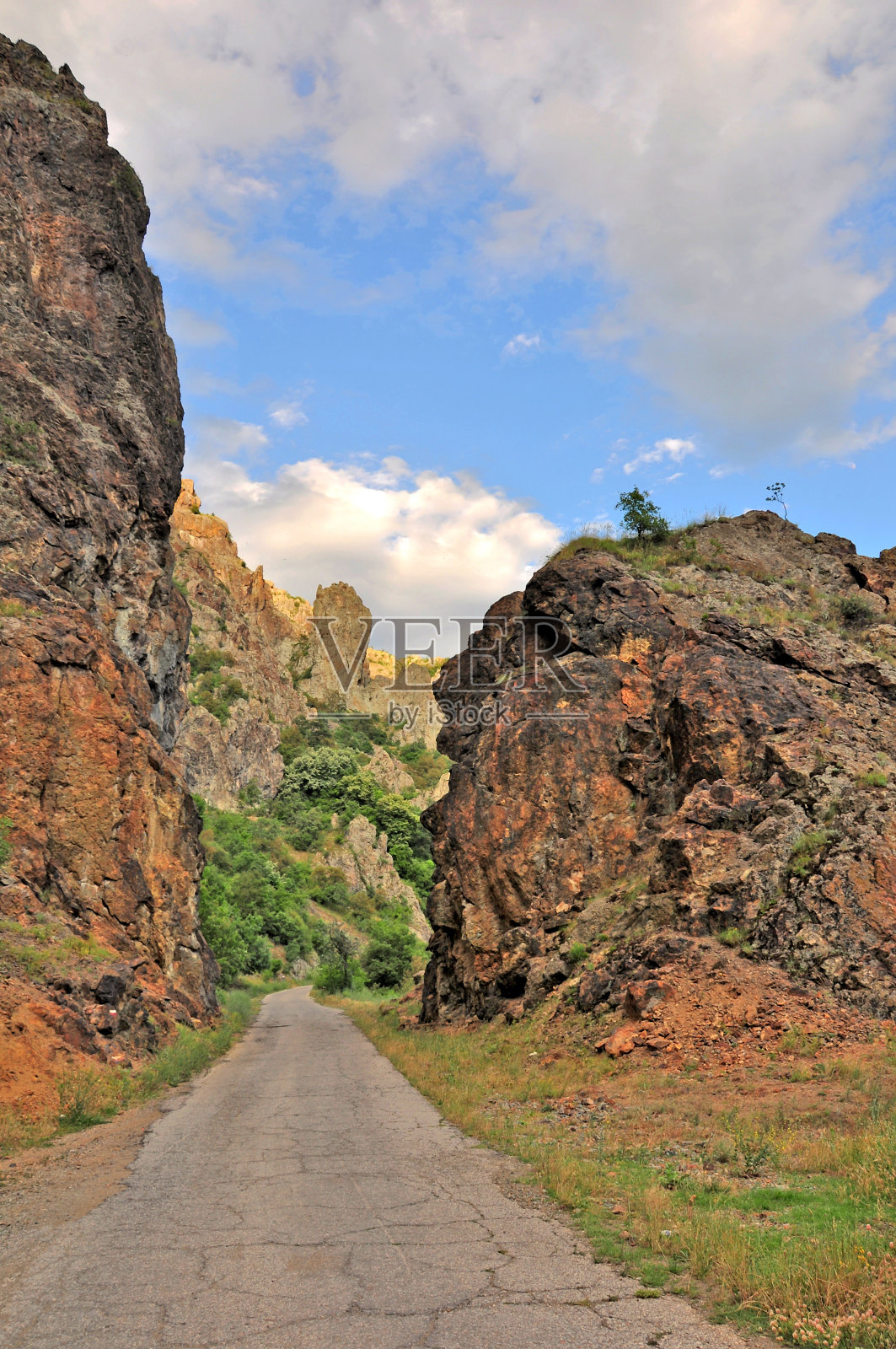 环形山中的道路照片摄影图片