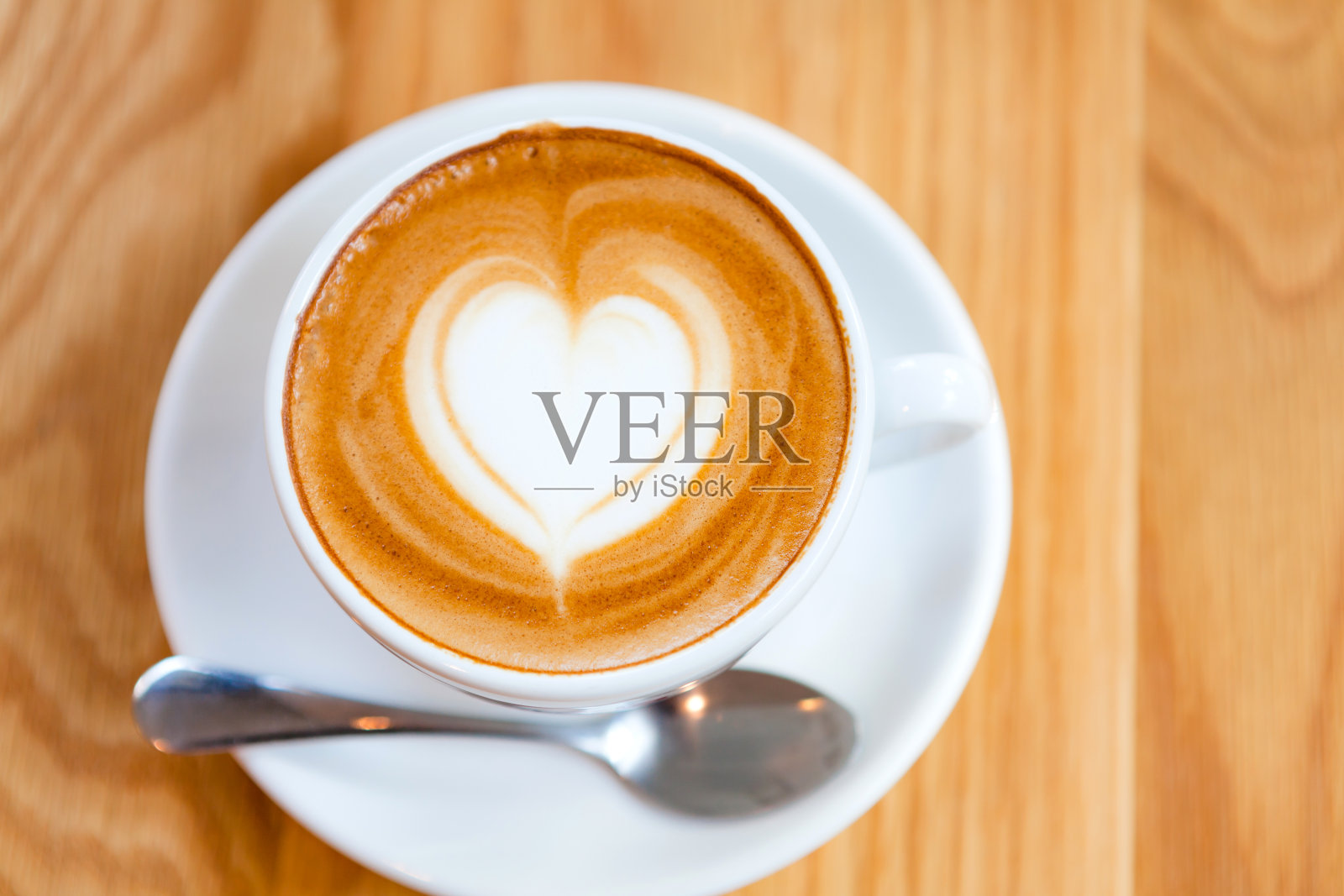 心形的卡布奇诺或拿铁咖啡艺术杯。照片摄影图片