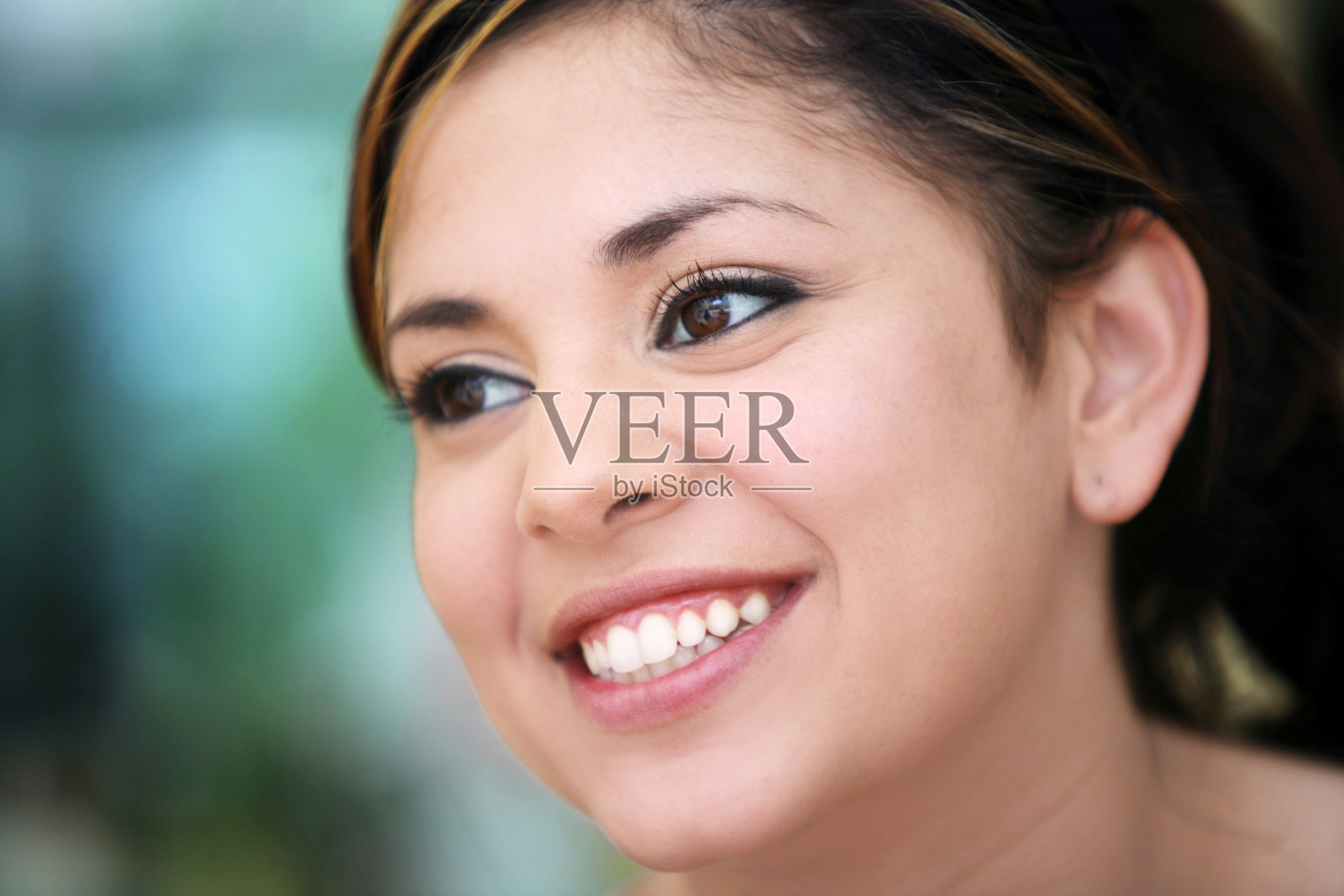 微笑的女孩照片摄影图片