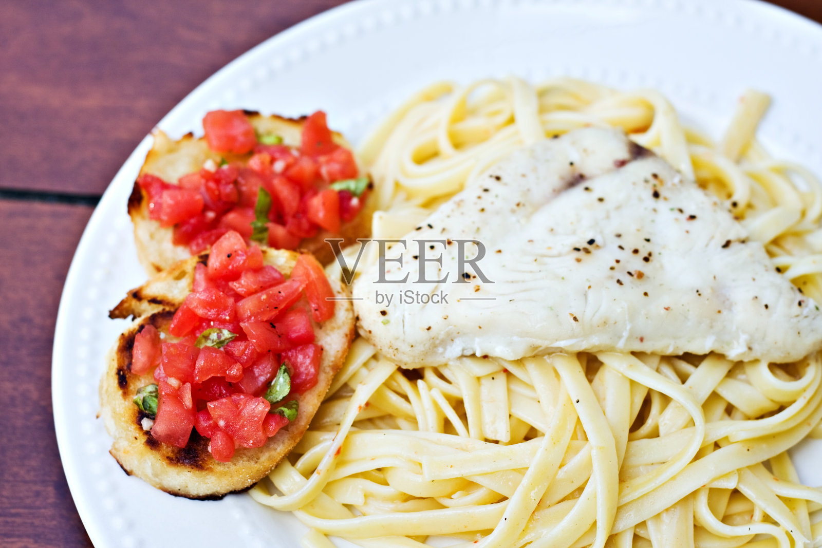 罗非鱼和语言意大利面照片摄影图片