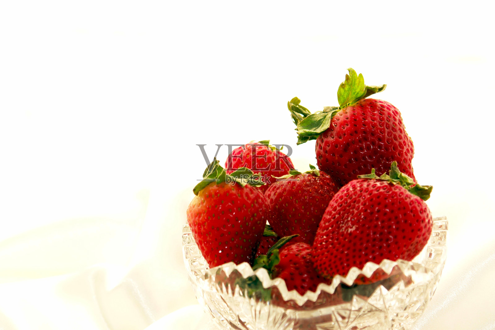 草莓在缎照片摄影图片