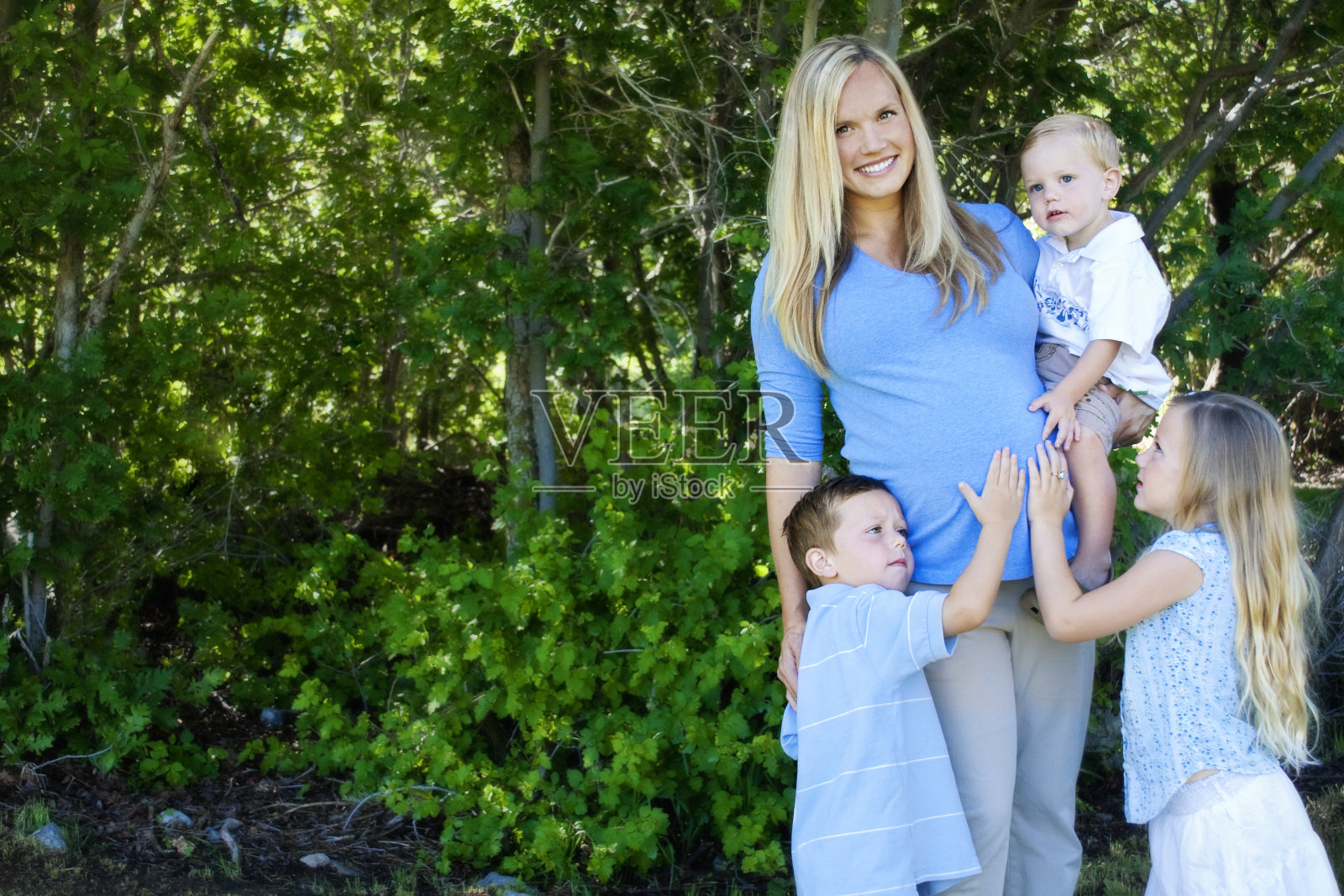 母亲和儿童照片摄影图片