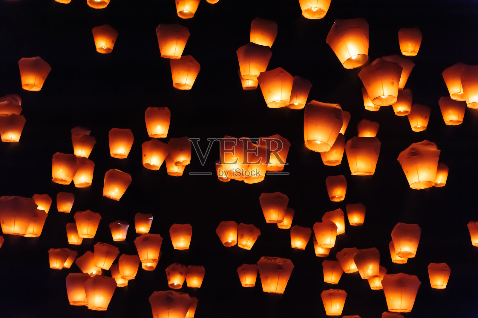 蓝色调的天灯映衬着天空照片摄影图片