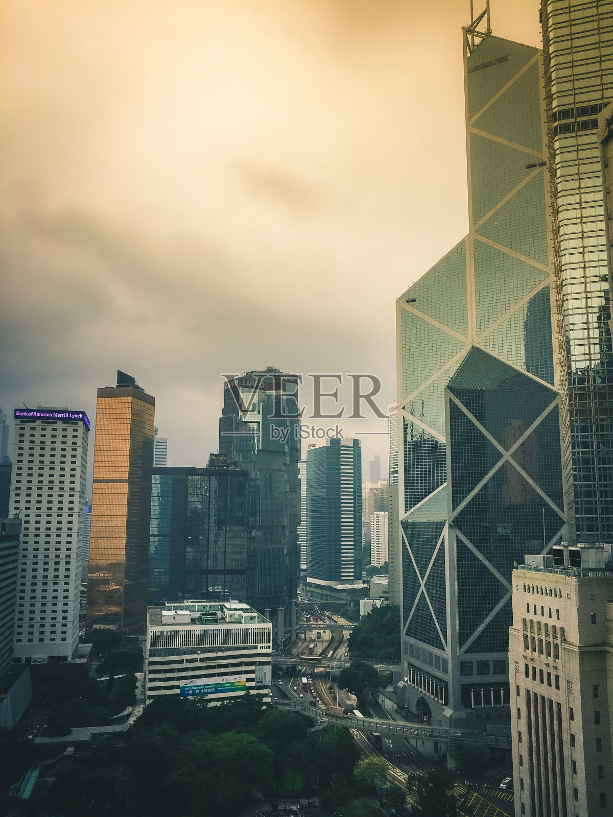 广角拍摄的香港摩天大楼照片摄影图片