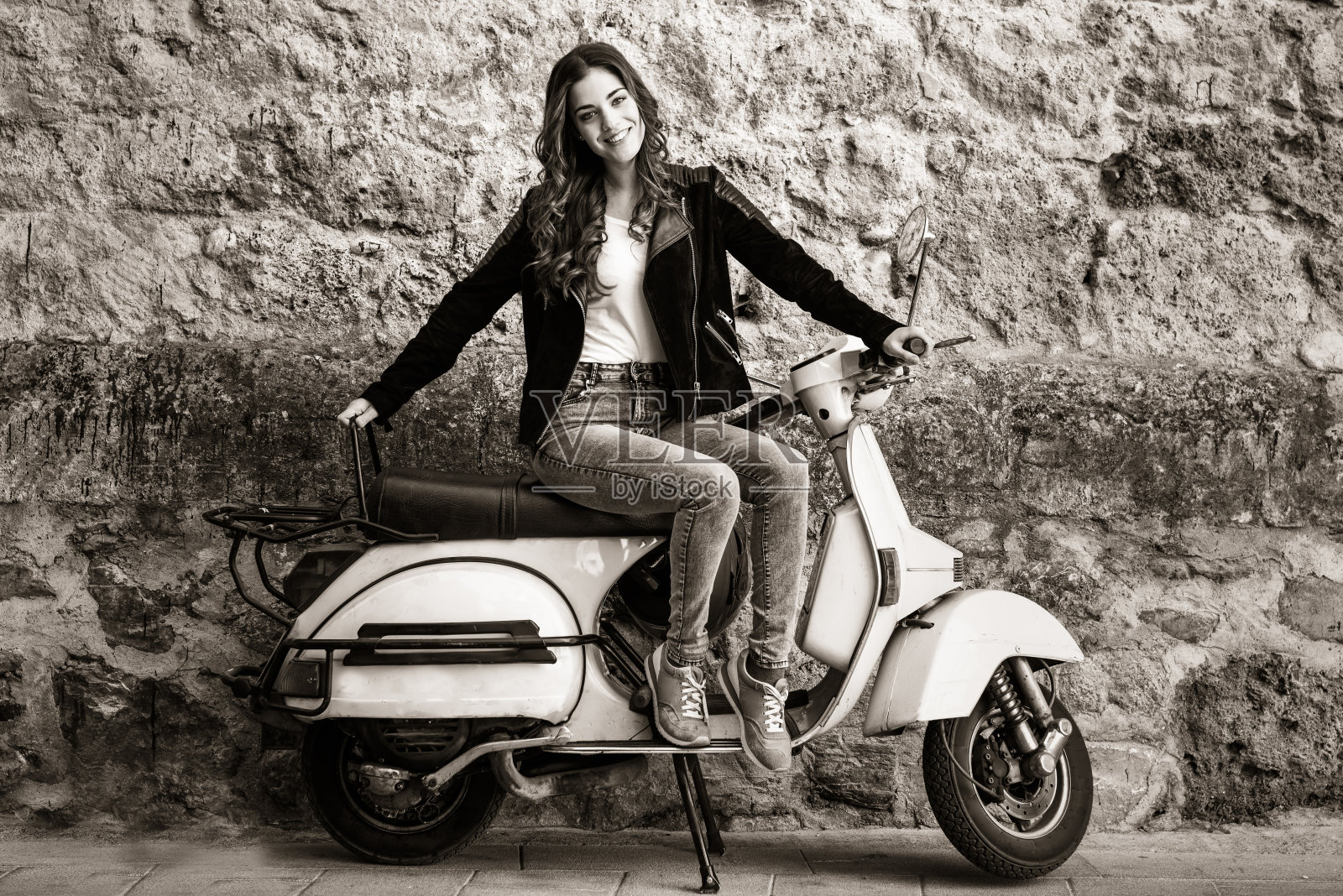 女人在城市背景女人爬上踏板车照片摄影图片