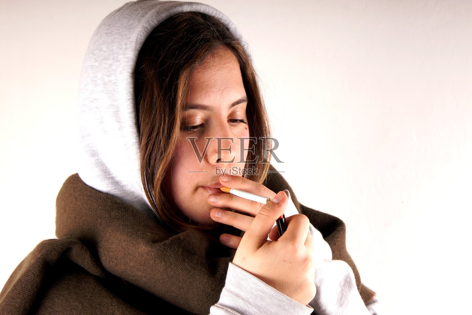 吸烟的女孩照片摄影图片