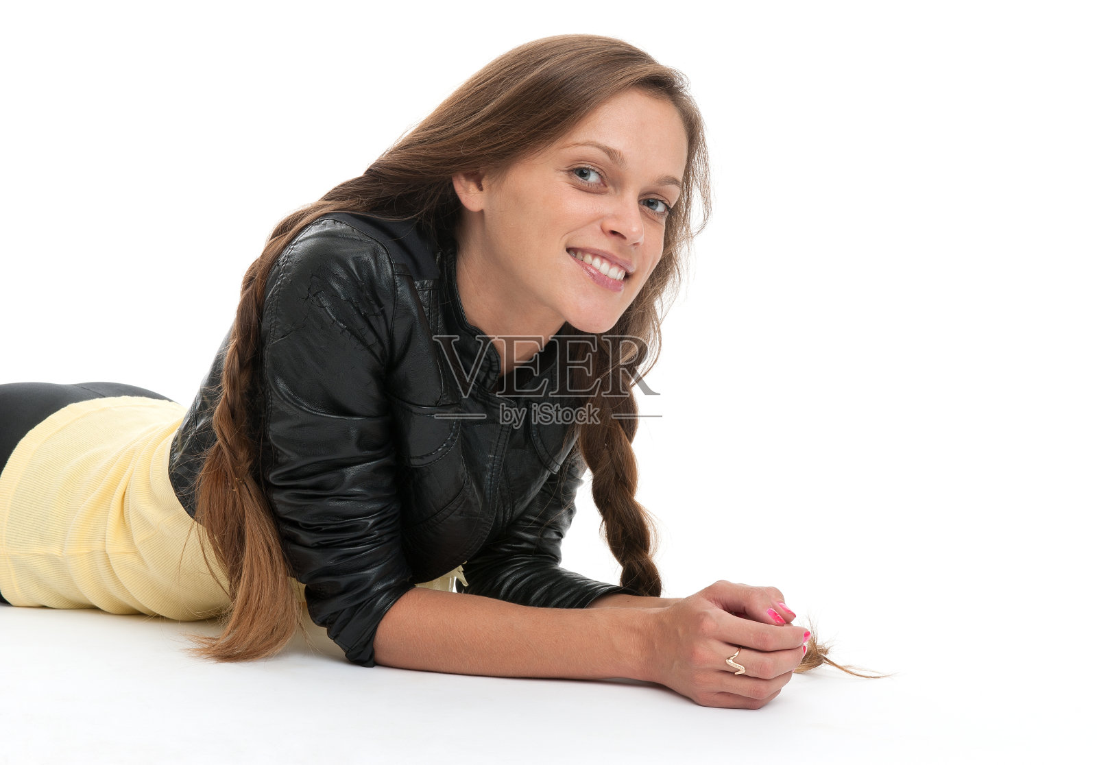 年轻女子躺在白色的照片摄影图片