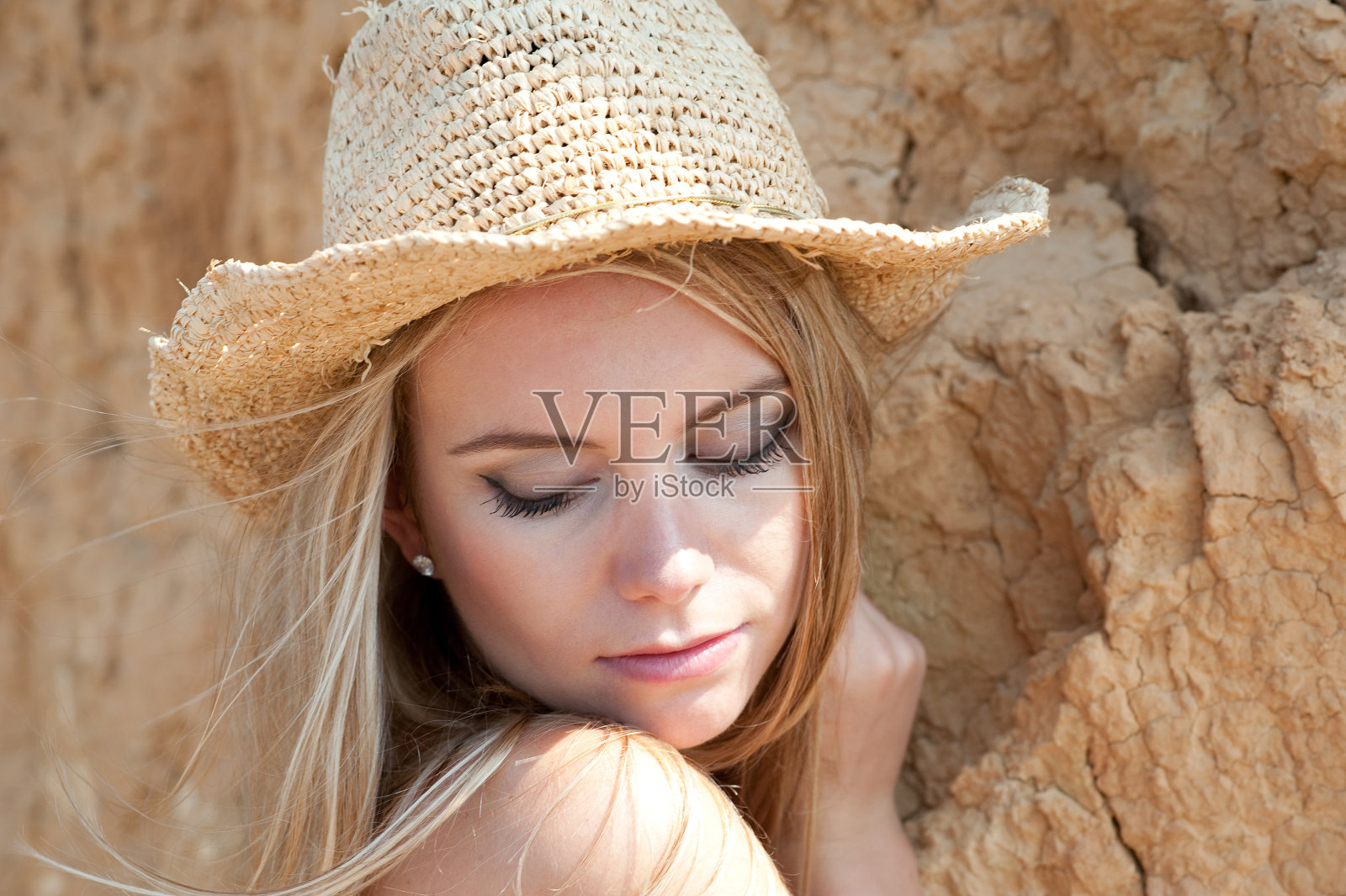 防晒霜的女孩照片摄影图片