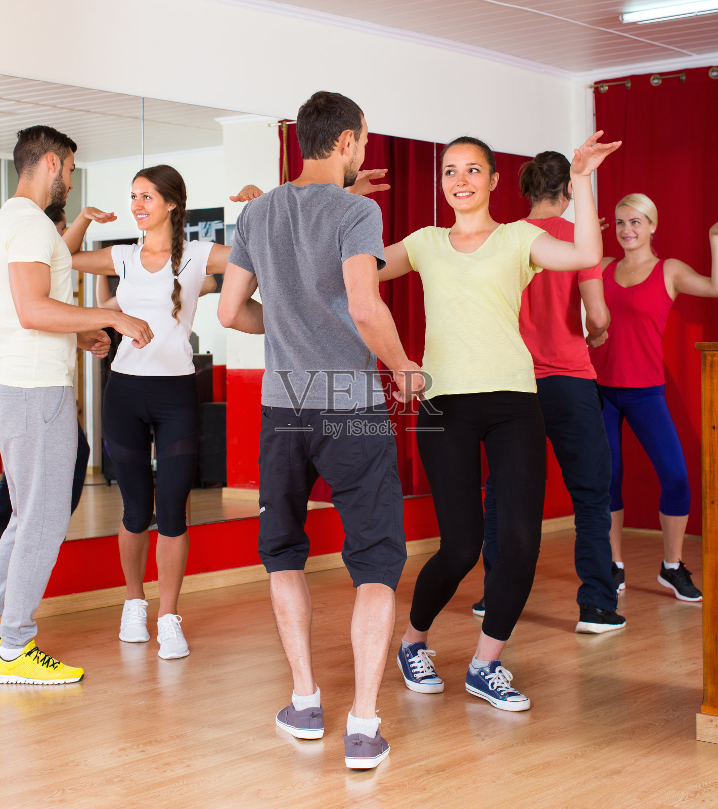 年轻人在工作室跳舞照片摄影图片