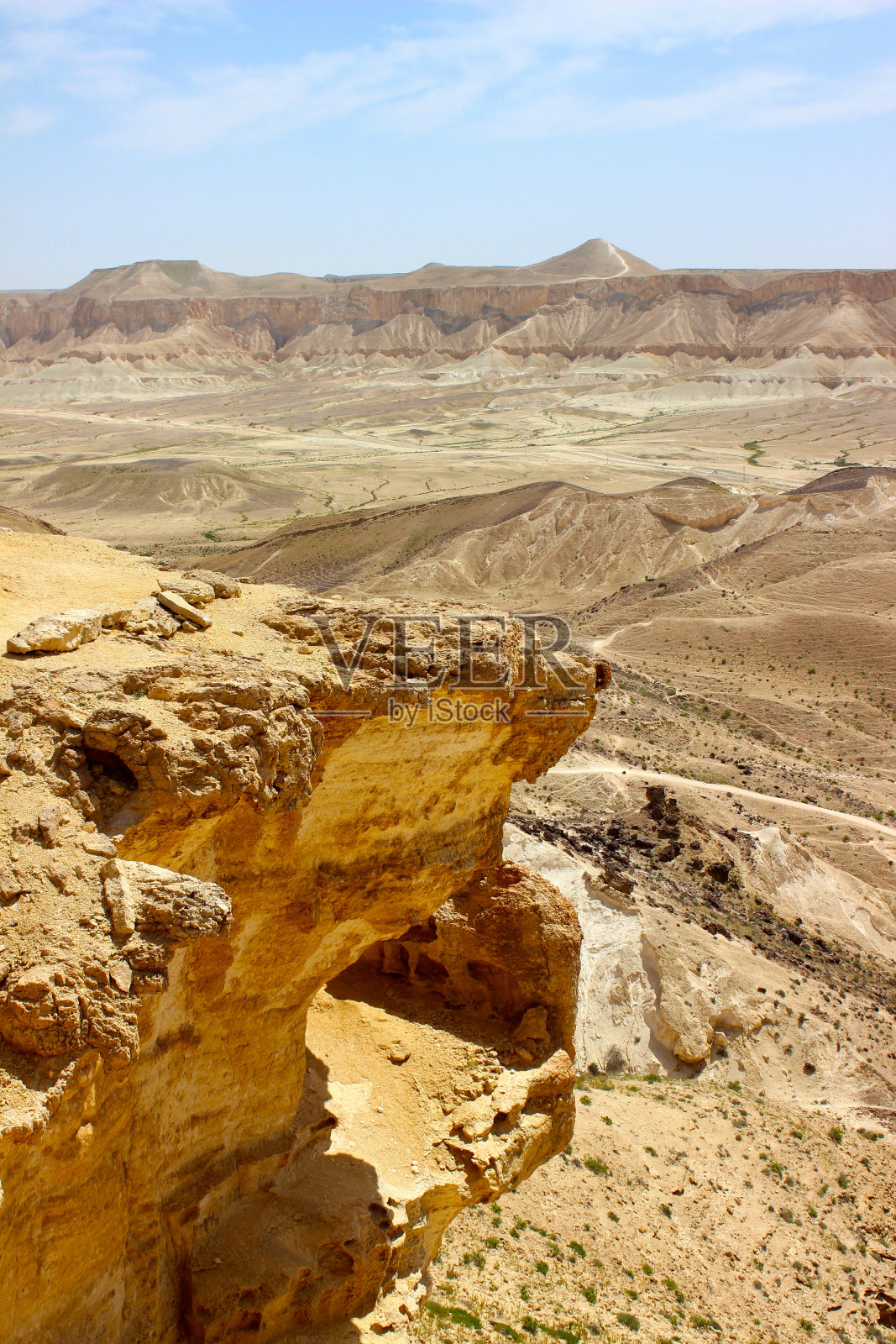 悬崖在内盖夫沙漠-以色列照片摄影图片
