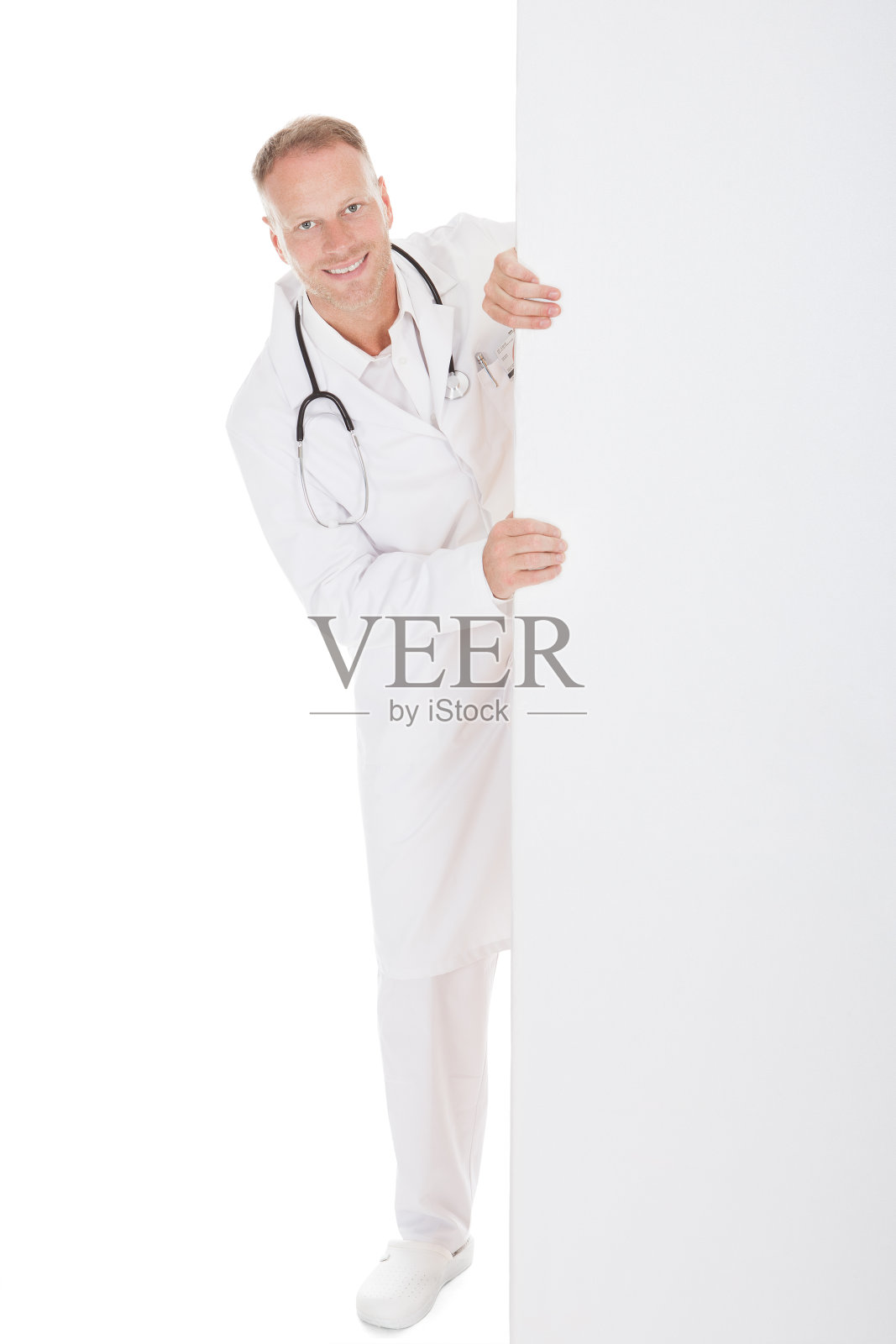 快乐的男医生展示广告牌照片摄影图片