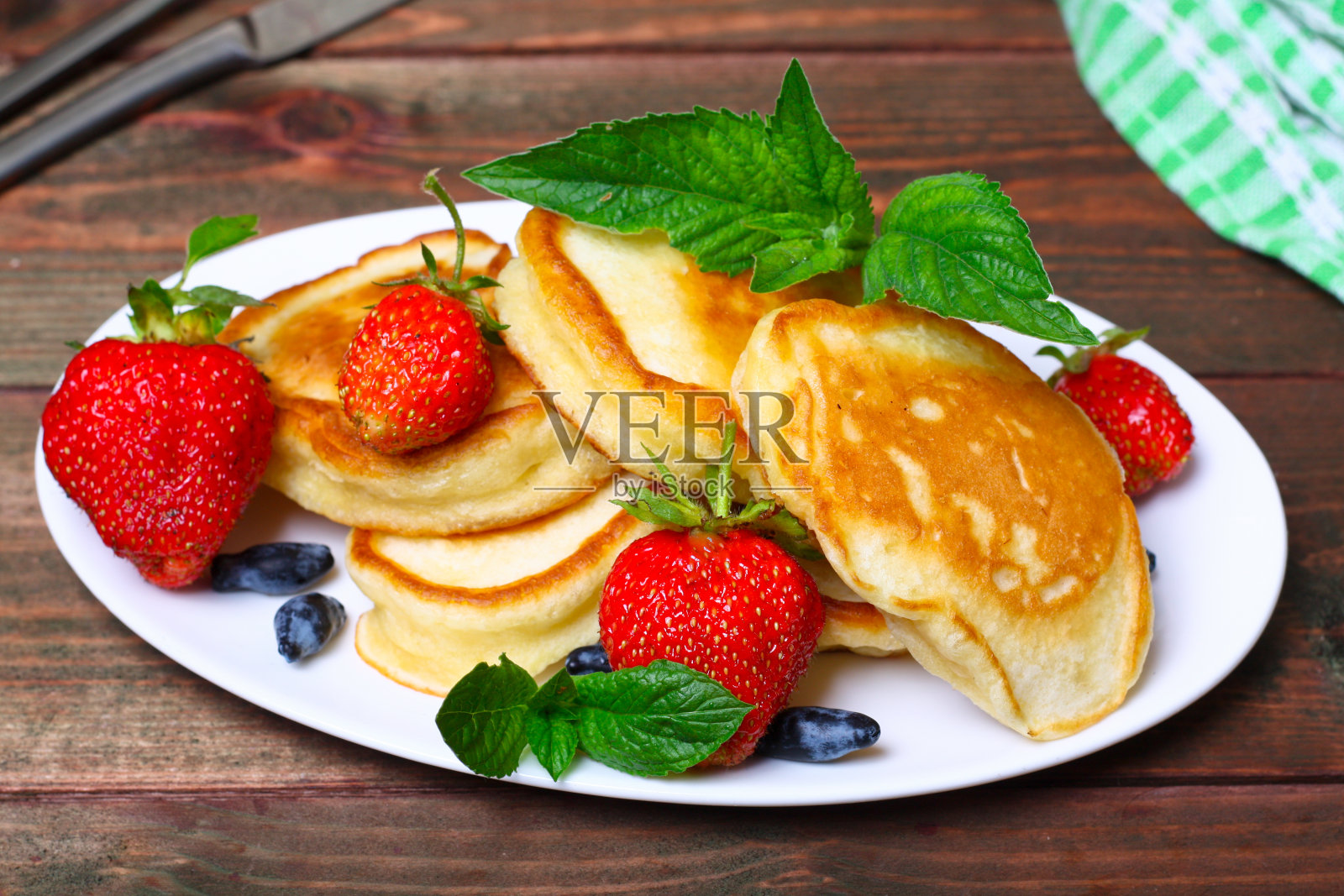 一盘新鲜美味的草莓煎饼照片摄影图片