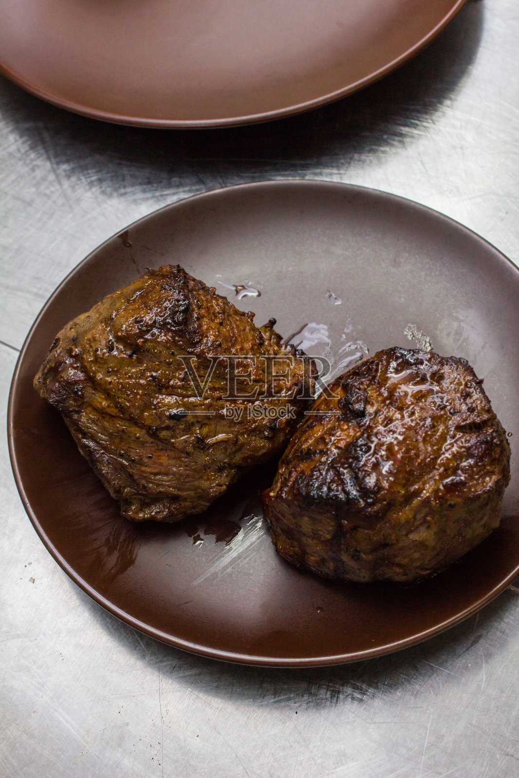 在盘子里煮了多汁的牛排照片摄影图片