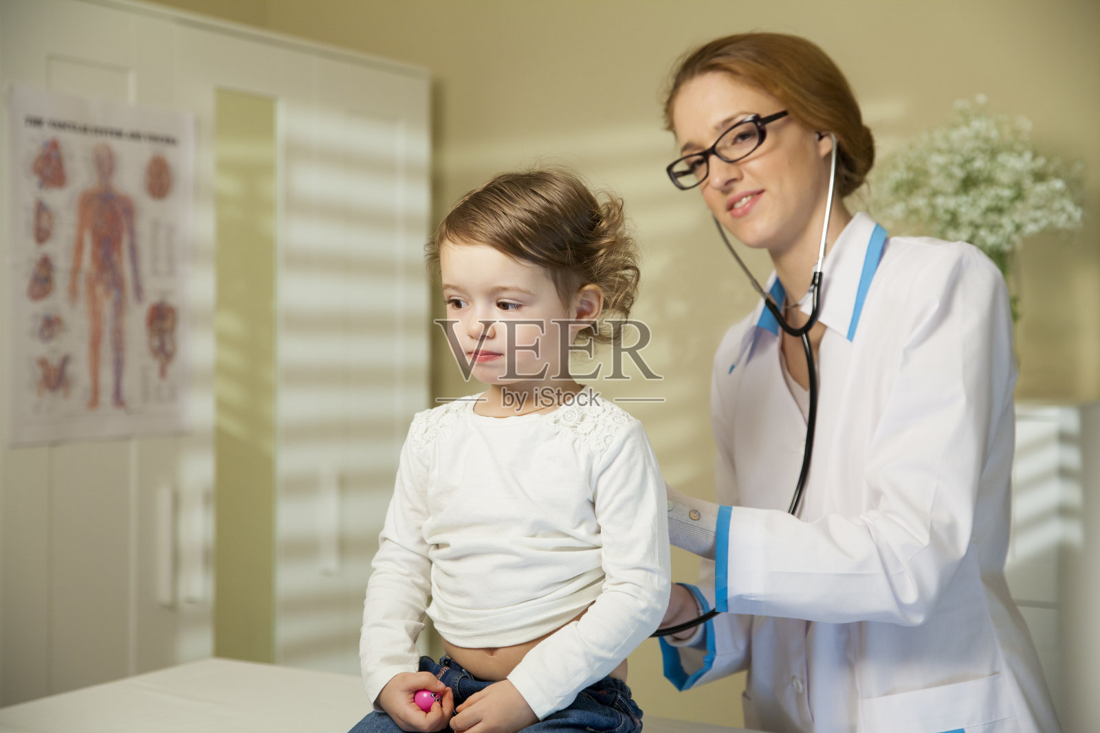 一个可爱的小女孩在医生那里照片摄影图片