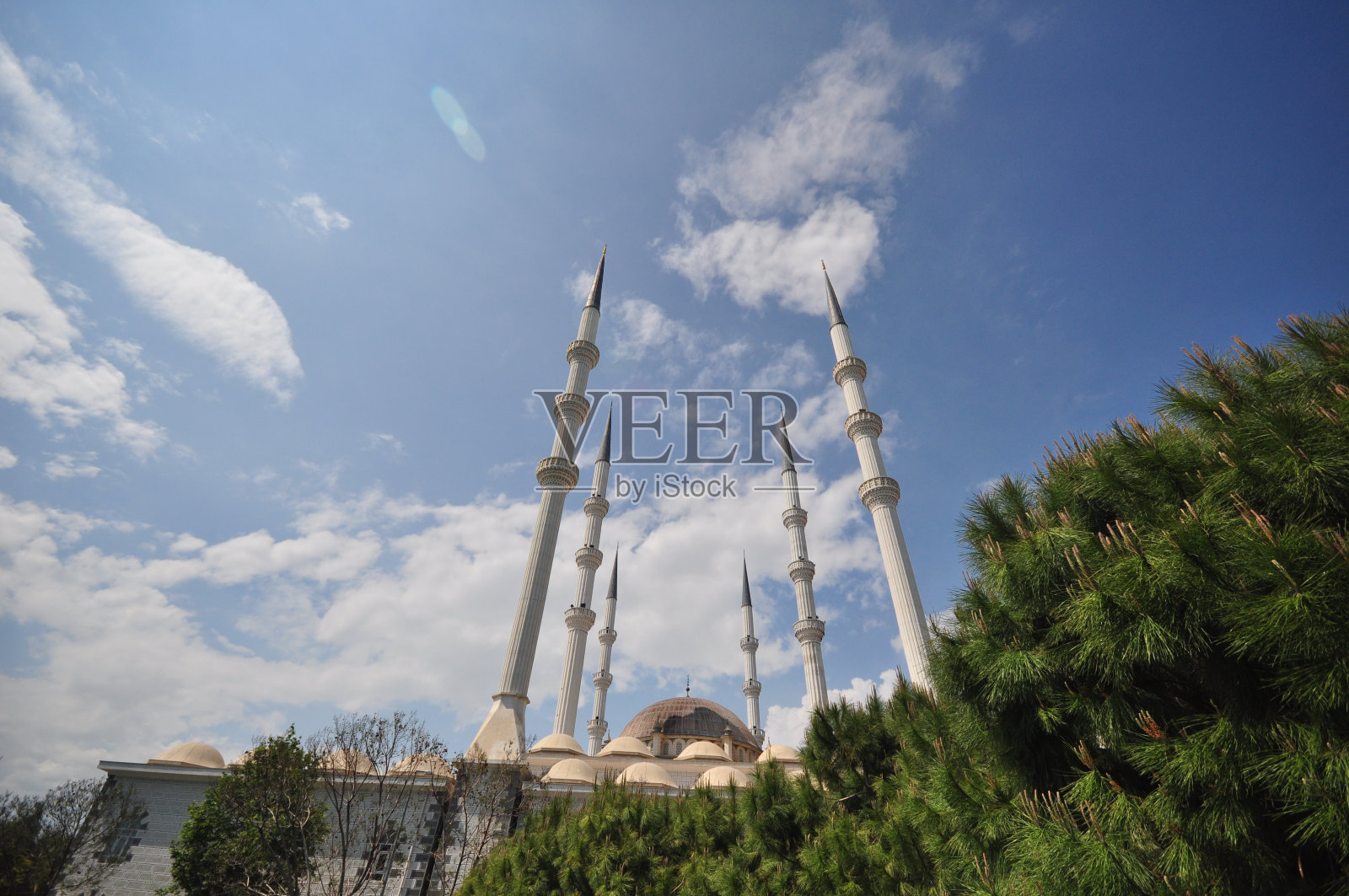 多云天空下的低角度视图照片摄影图片