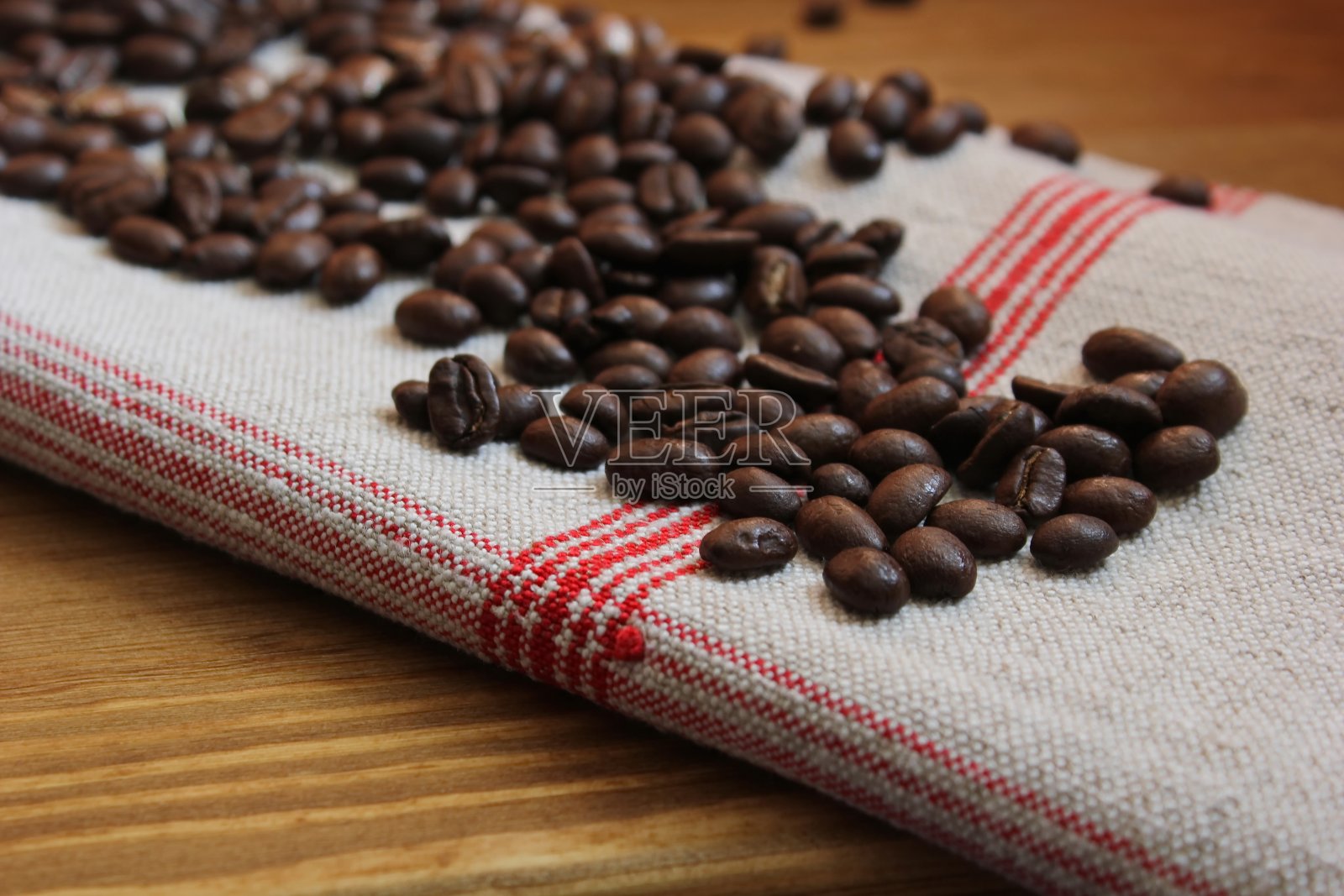 亚麻桌布上的咖啡豆照片摄影图片