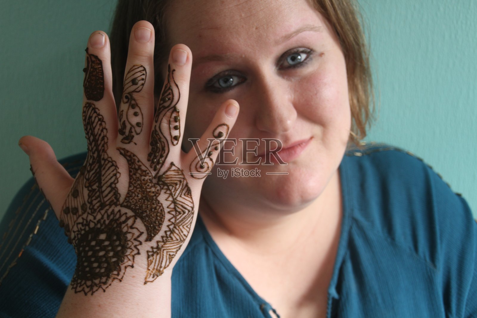 女人身上的指甲花纹身照片摄影图片