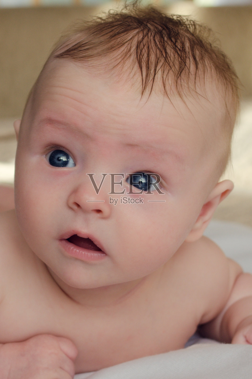 漂亮的宝宝,有着大大的蓝眼睛照片摄影图片