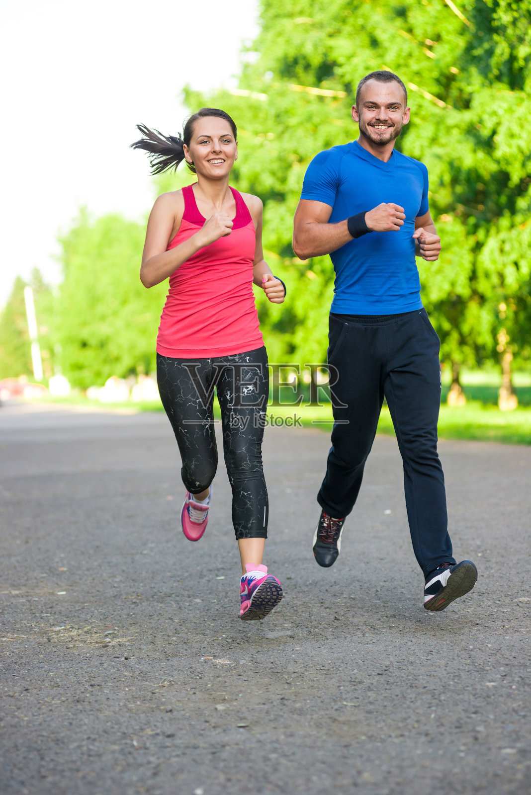 跑步者在户外锻炼。一对城市跑步夫妇在外面慢跑。照片摄影图片