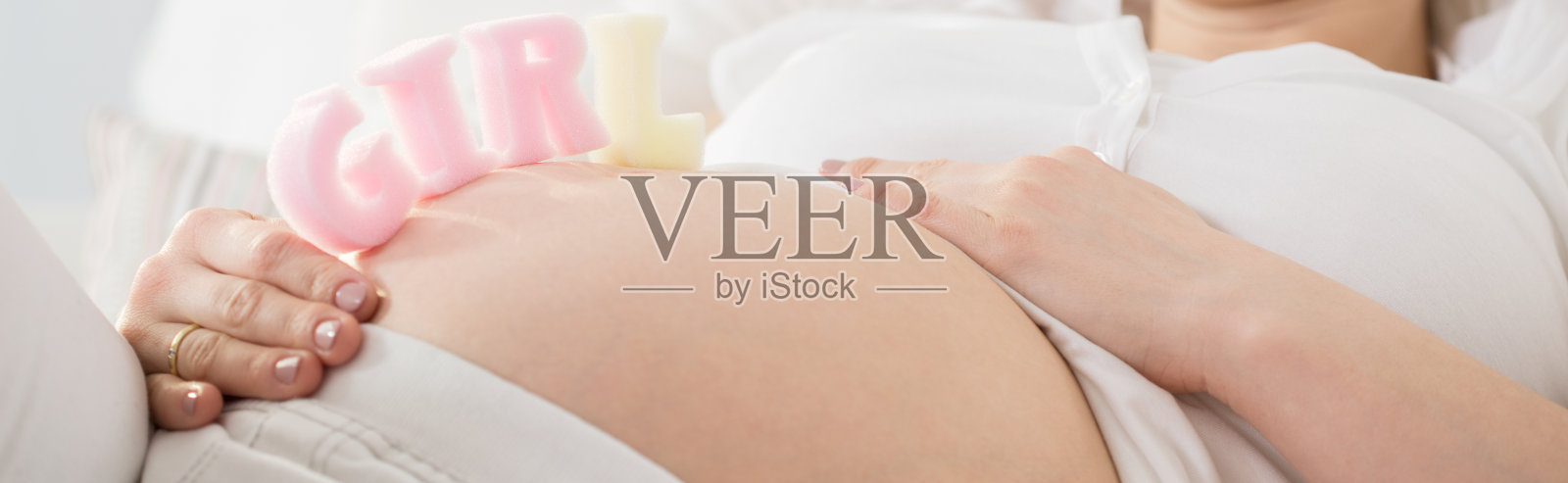 等待一个女孩照片摄影图片