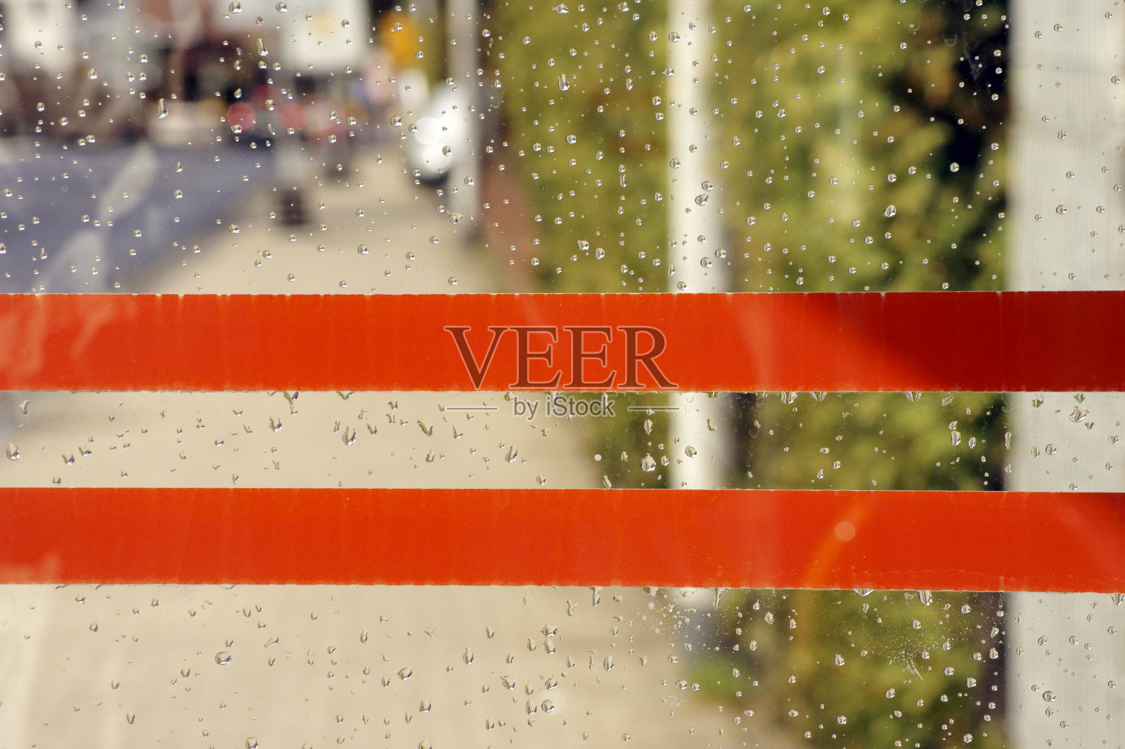 贴着贴纸的雨窗照片摄影图片