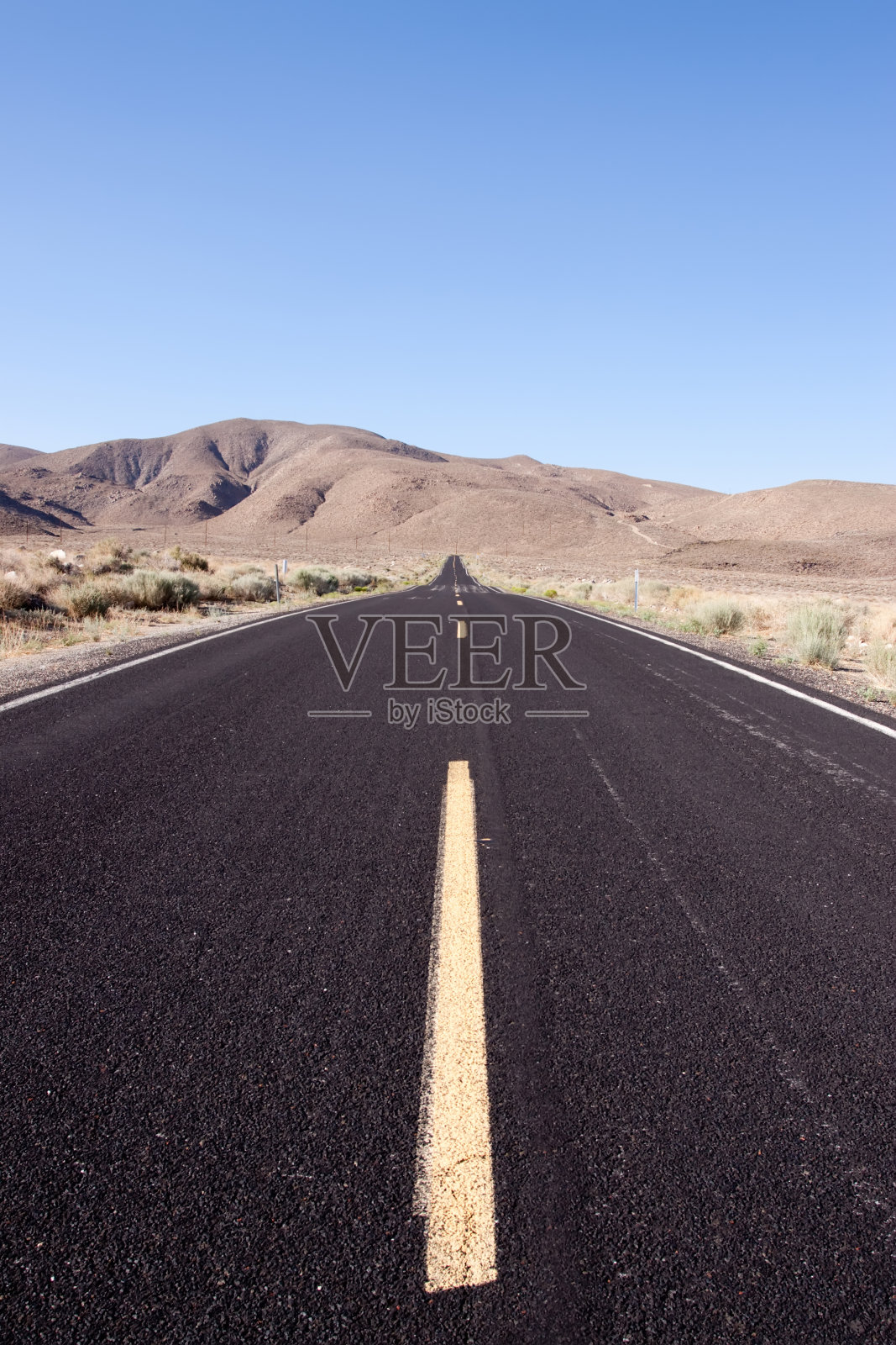 长长的沙漠之路照片摄影图片