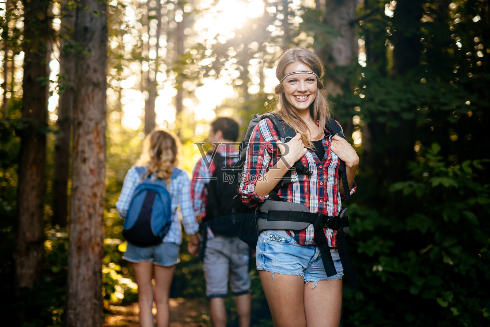 一群人在森林里徒步旅行照片摄影图片