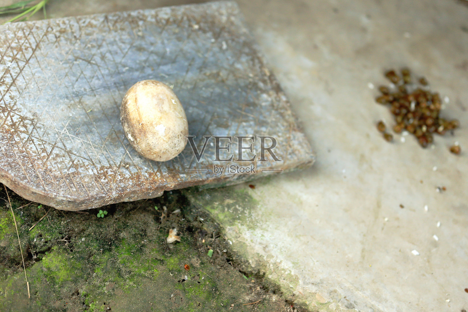 用石头磨蛋。Patihani-Nepal。0798照片摄影图片