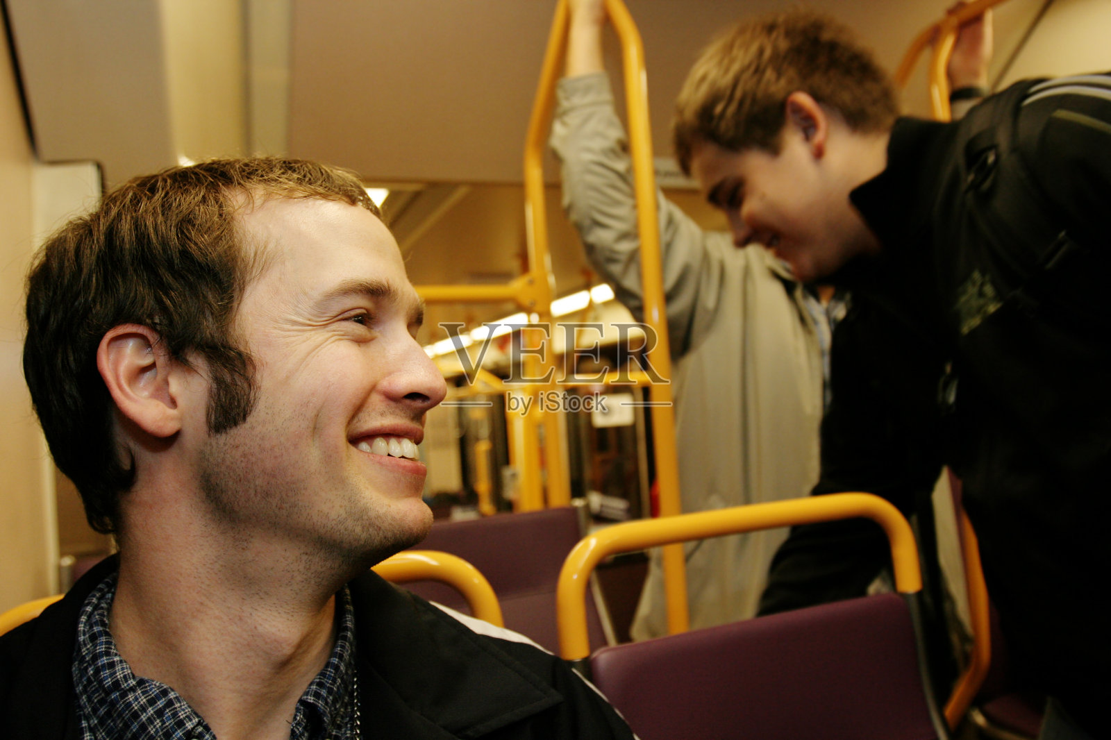 乘坐公共交通工具的朋友照片摄影图片