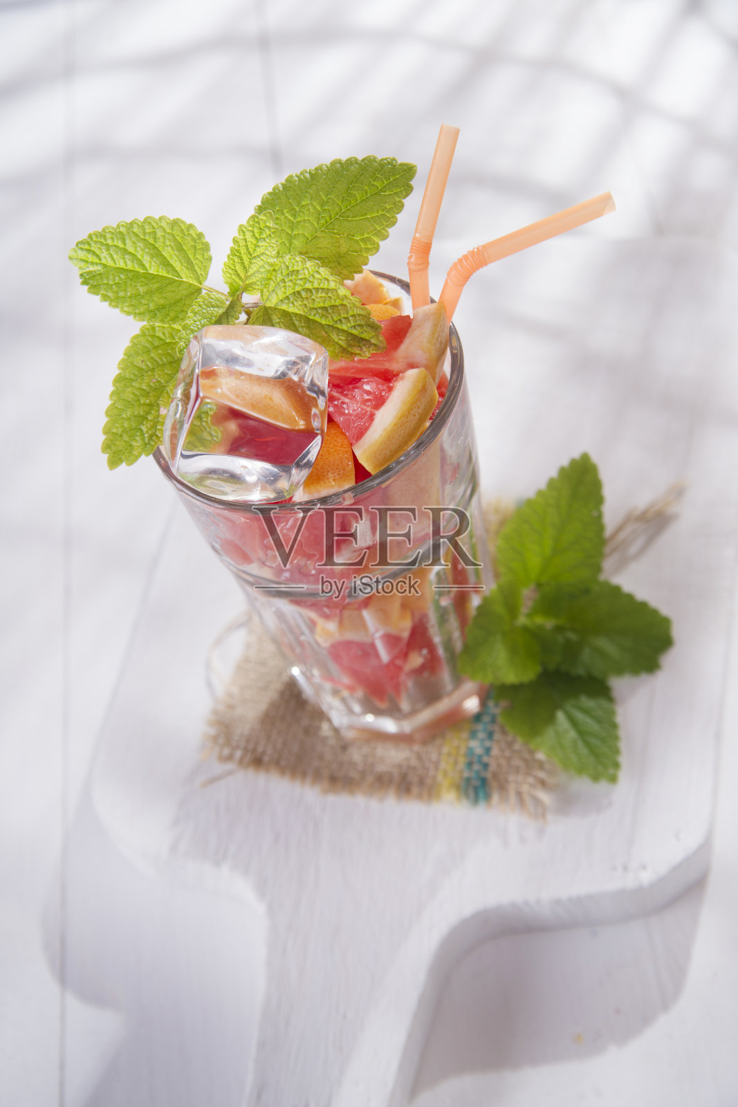 喝红葡萄柚照片摄影图片