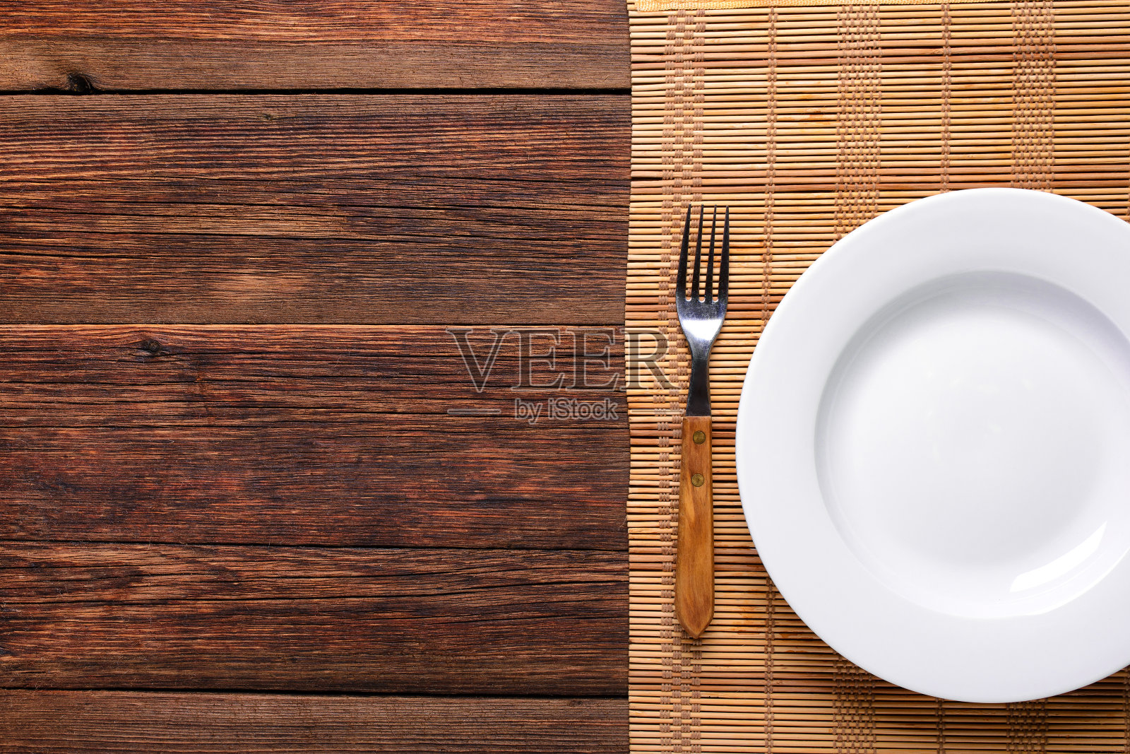 空的白色盘子与叉子在复古的乡村木制背景照片摄影图片