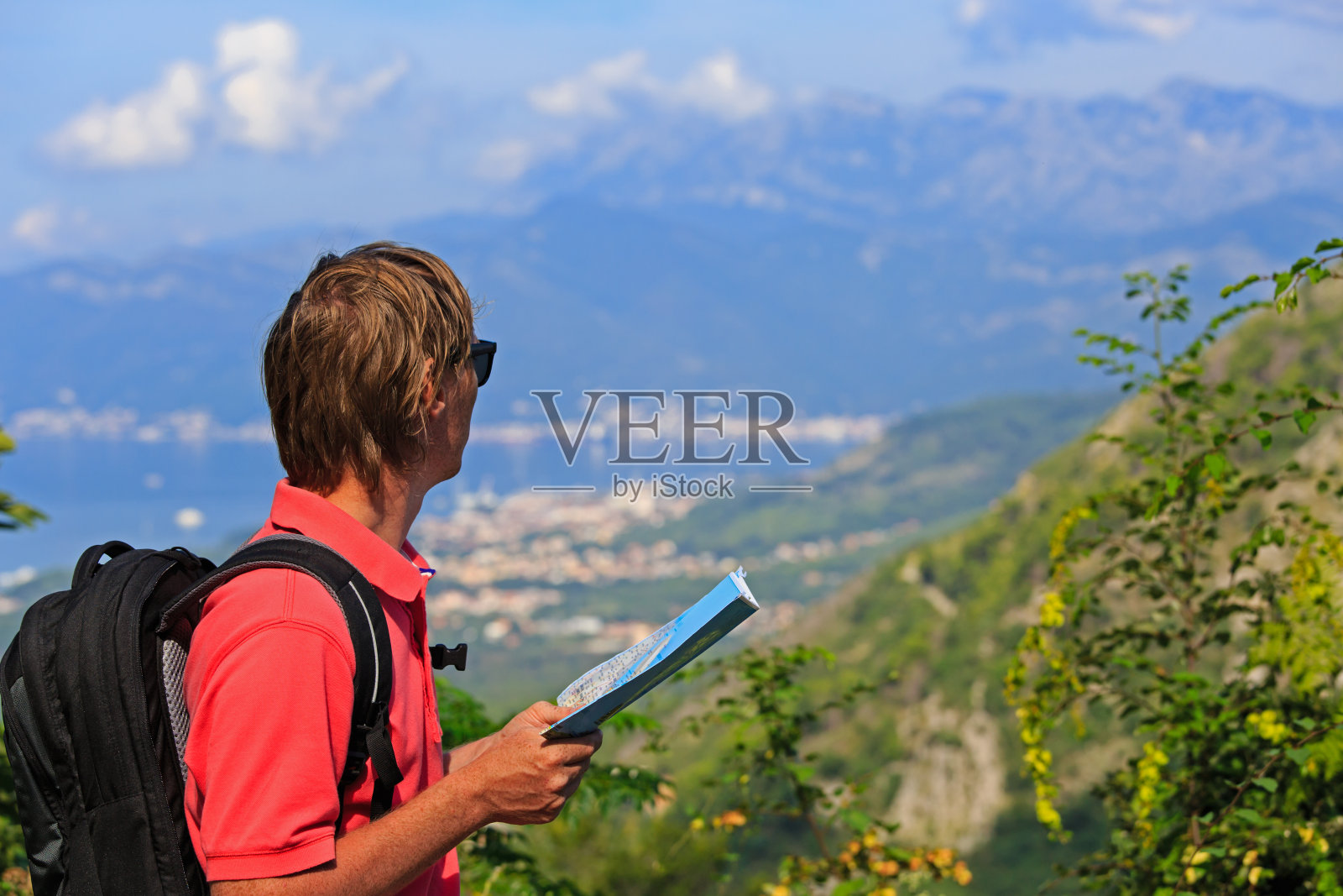 游客与地图上的山度假照片摄影图片