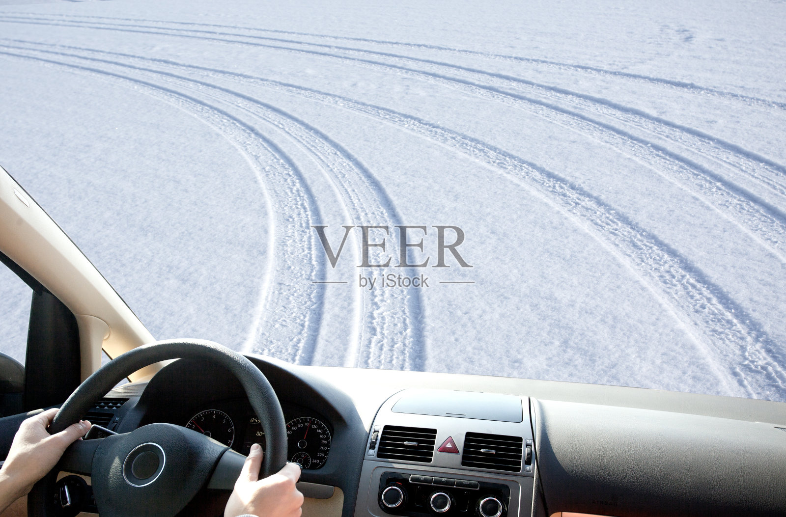 人们在大雪季节开车照片摄影图片