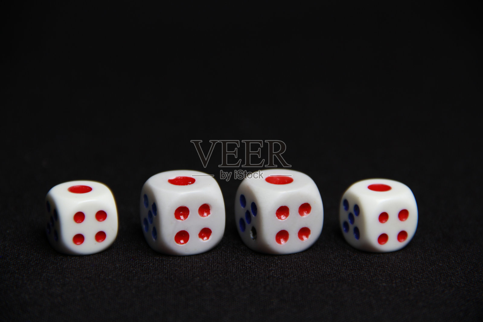 骰子在黑色的背景上照片摄影图片