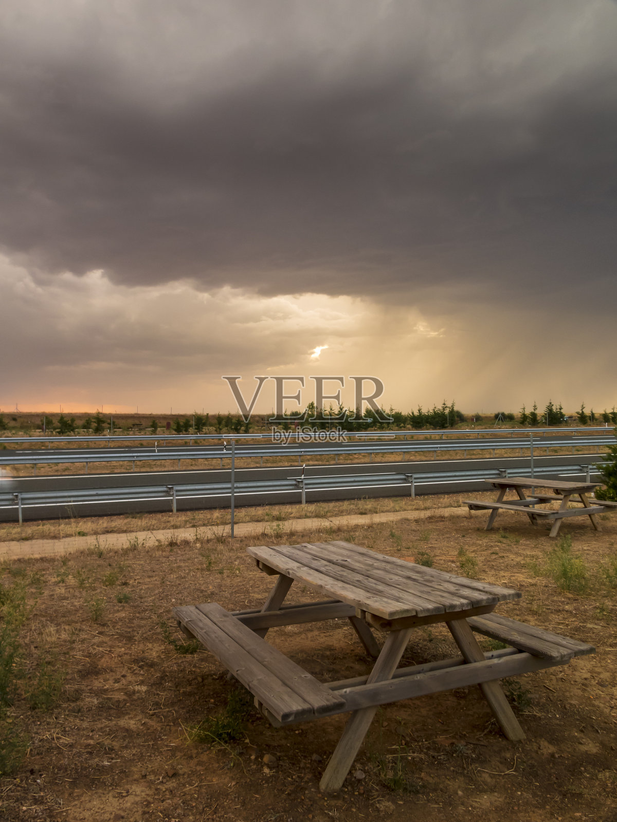 高速公路上的暴风雨照片摄影图片