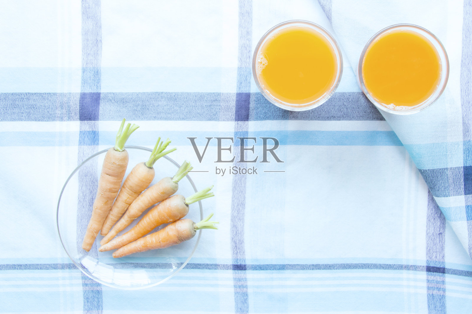 胡萝卜汁和新鲜的小胡萝卜照片摄影图片