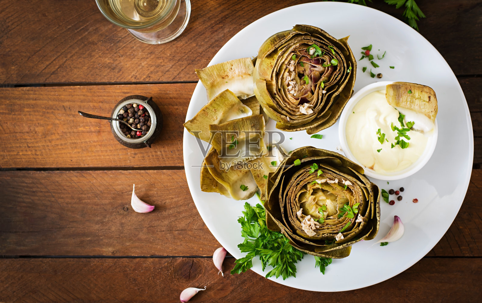 烤洋蓟配大蒜酱、芥末和欧芹照片摄影图片