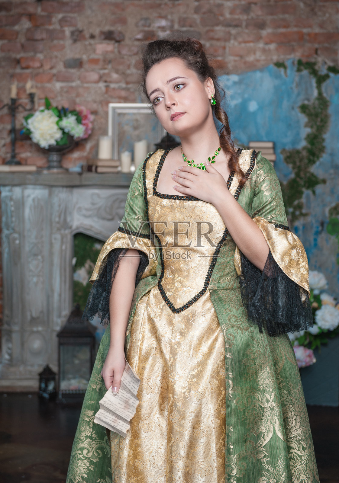 穿着中世纪服装,手持信件的悲伤女人照片摄影图片